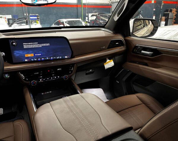 2025 SUBURBAN HIGH COUNTRY NIVEL 3 PLUS – COLOR BLANCO - Imagen 4