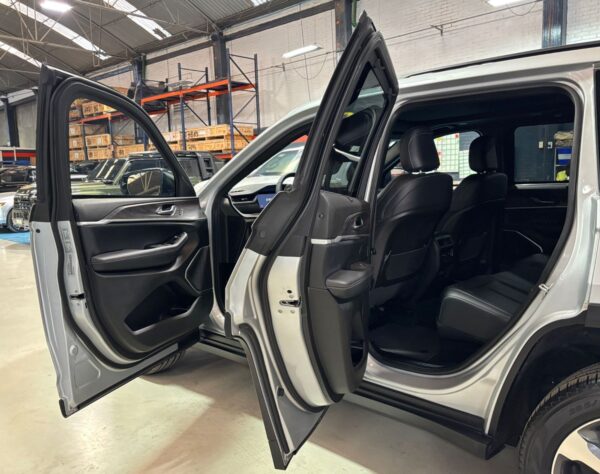2025 JEEP GRAND CHEROKEE LIMITED V6 4X2 NIVEL 3 PLUS – COLOR PLATA - Imagen 11