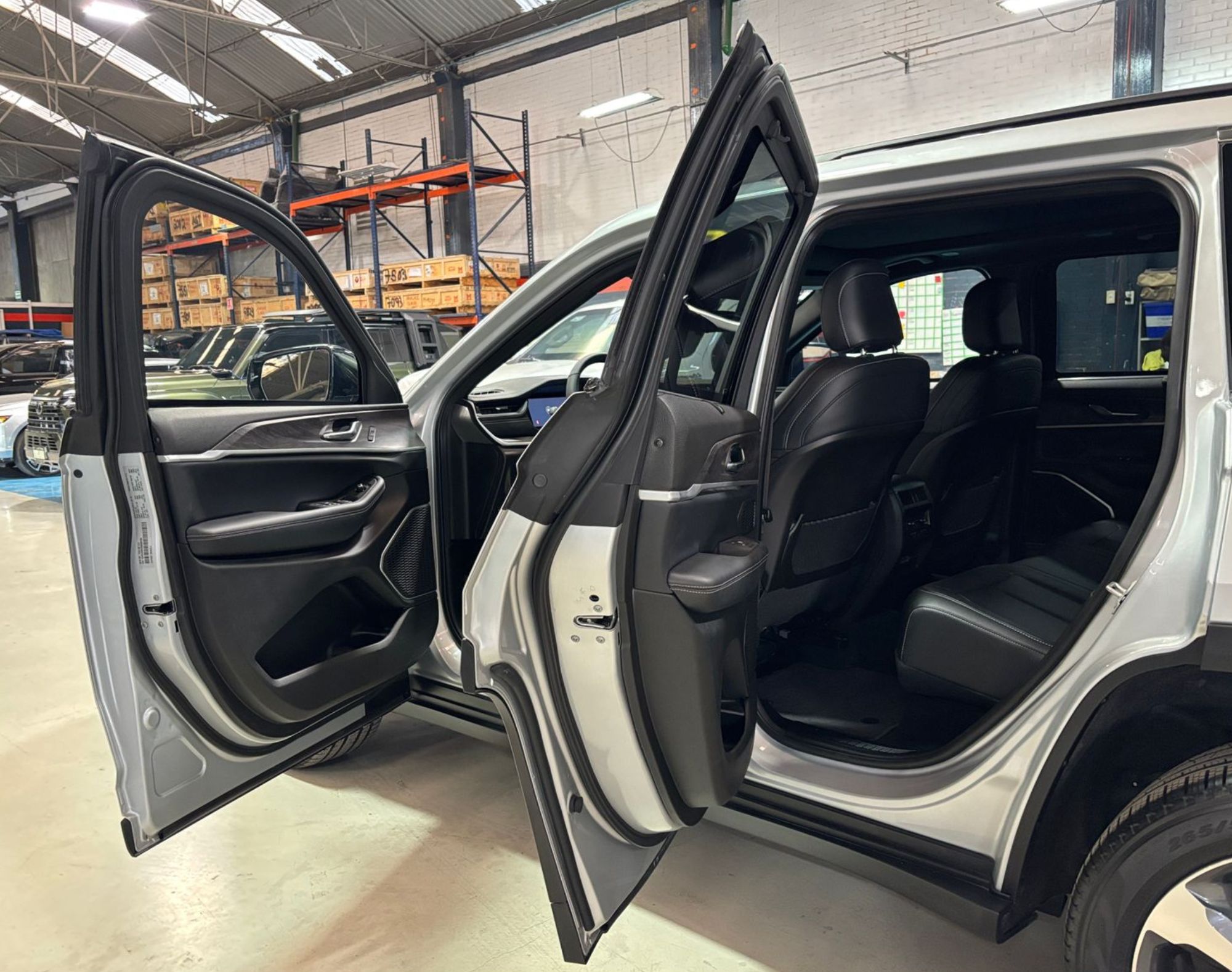 2025 JEEP GRAND CHEROKEE LIMITED V6 4X2 NIVEL 3 PLUS – COLOR PLATA - Imagen 11