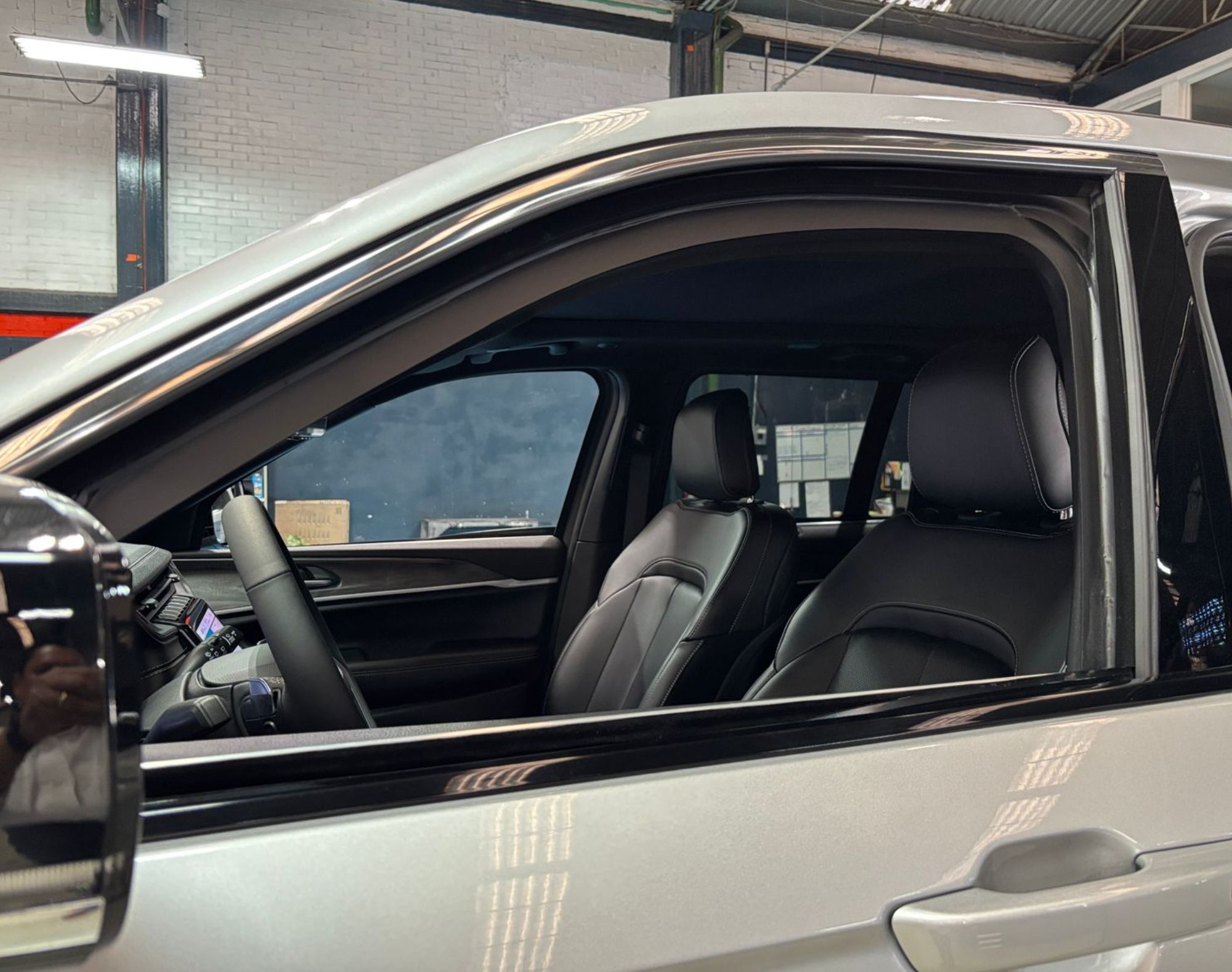 2025 JEEP GRAND CHEROKEE LIMITED V6 4X2 NIVEL 3 PLUS – COLOR PLATA - Imagen 12