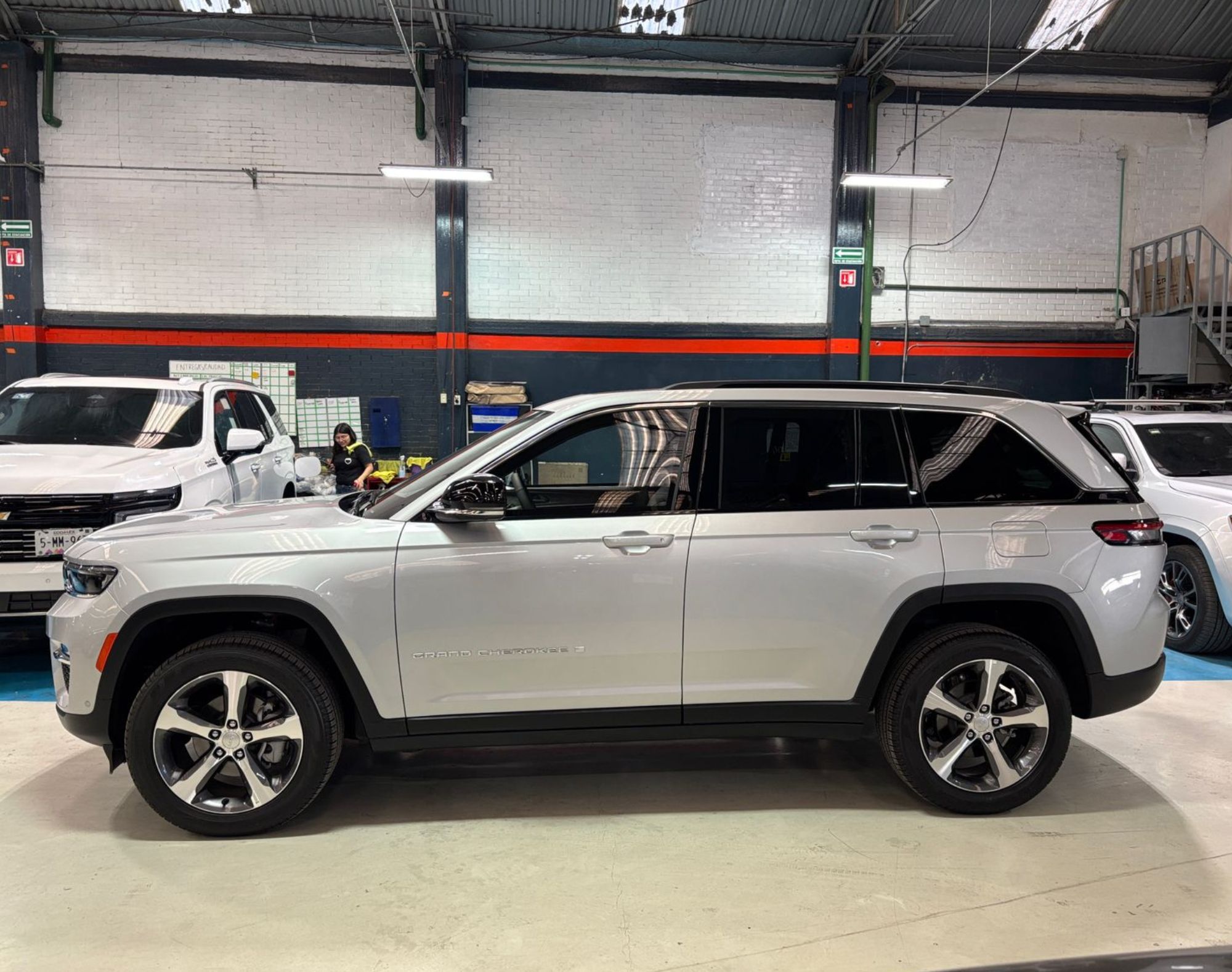 2025 JEEP GRAND CHEROKEE LIMITED V6 4X2 NIVEL 3 PLUS – COLOR PLATA - Imagen 14