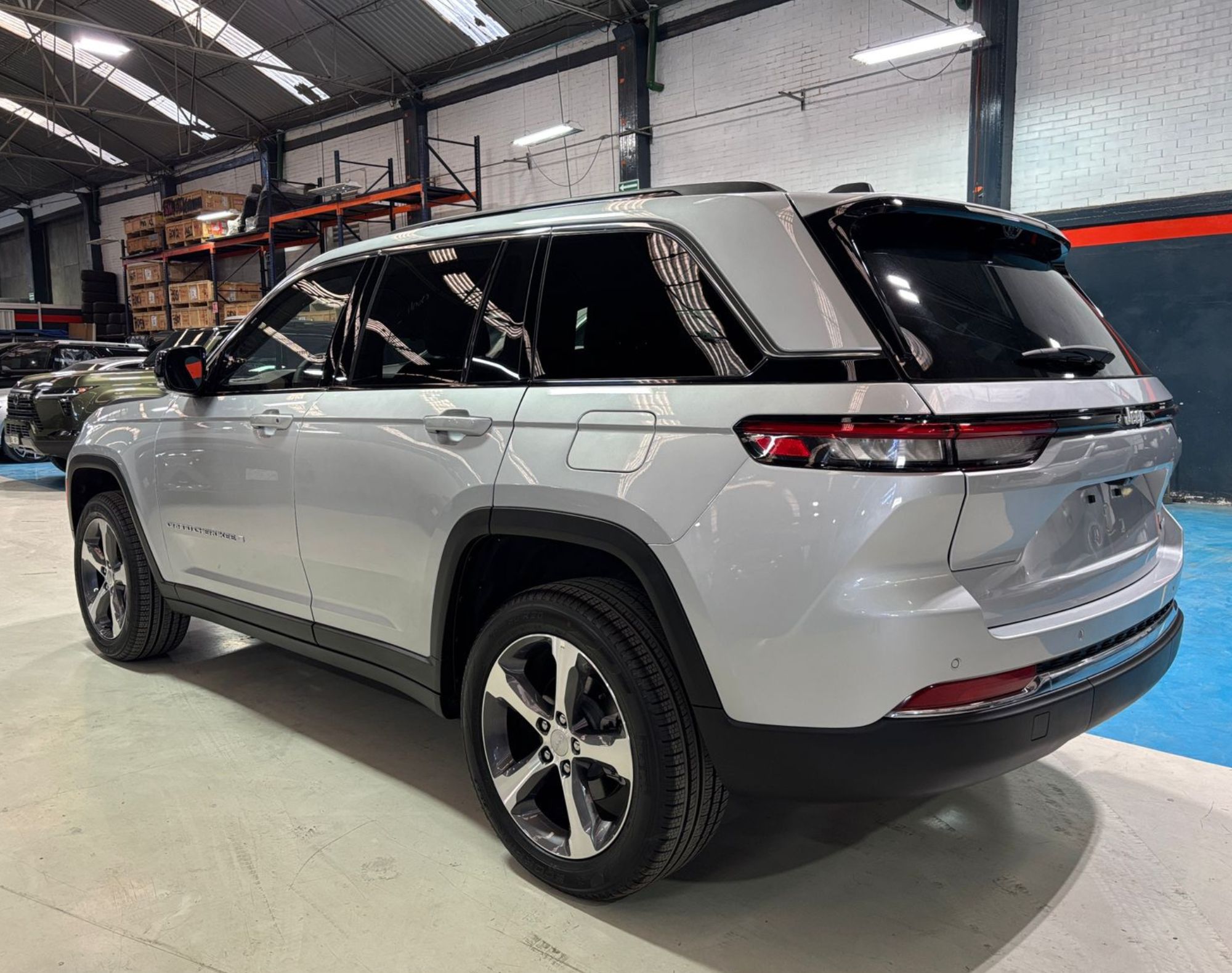 2025 JEEP GRAND CHEROKEE LIMITED V6 4X2 NIVEL 3 PLUS – COLOR PLATA - Imagen 15