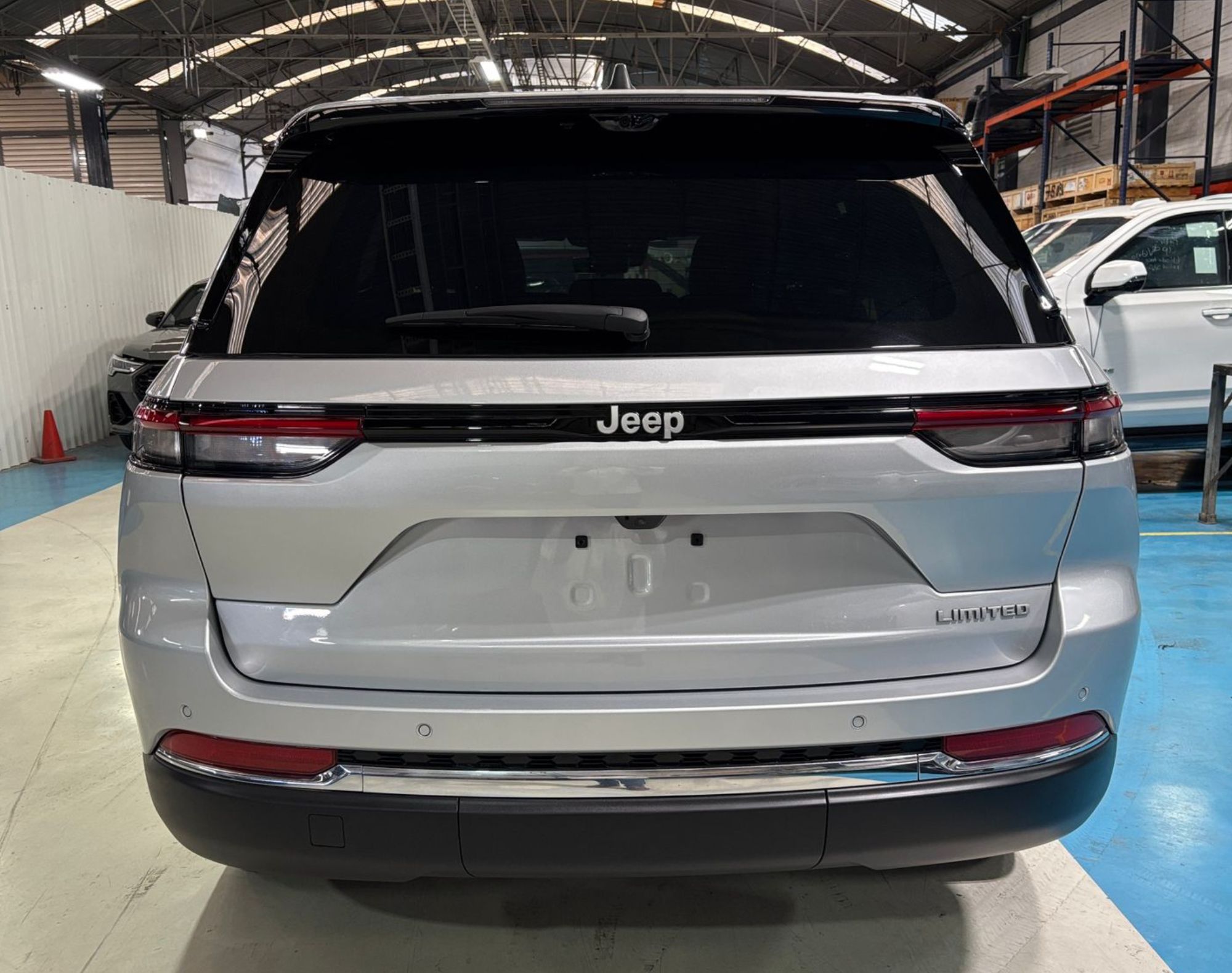 2025 JEEP GRAND CHEROKEE LIMITED V6 4X2 NIVEL 3 PLUS – COLOR PLATA - Imagen 16