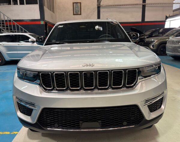 2025 JEEP GRAND CHEROKEE LIMITED V6 4X2 NIVEL 3 PLUS – COLOR PLATA - Imagen 2
