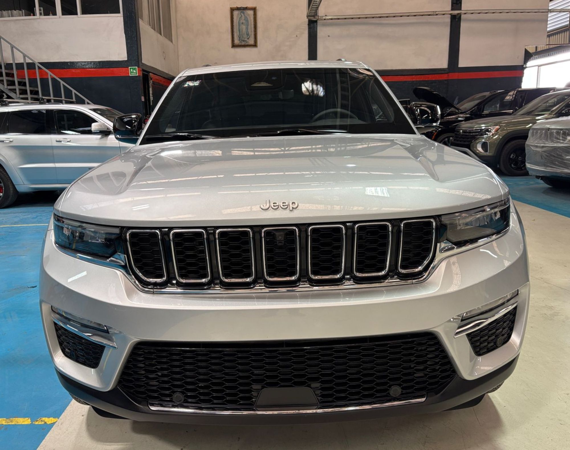2025 JEEP GRAND CHEROKEE LIMITED V6 4X2 NIVEL 3 PLUS – COLOR PLATA - Imagen 2