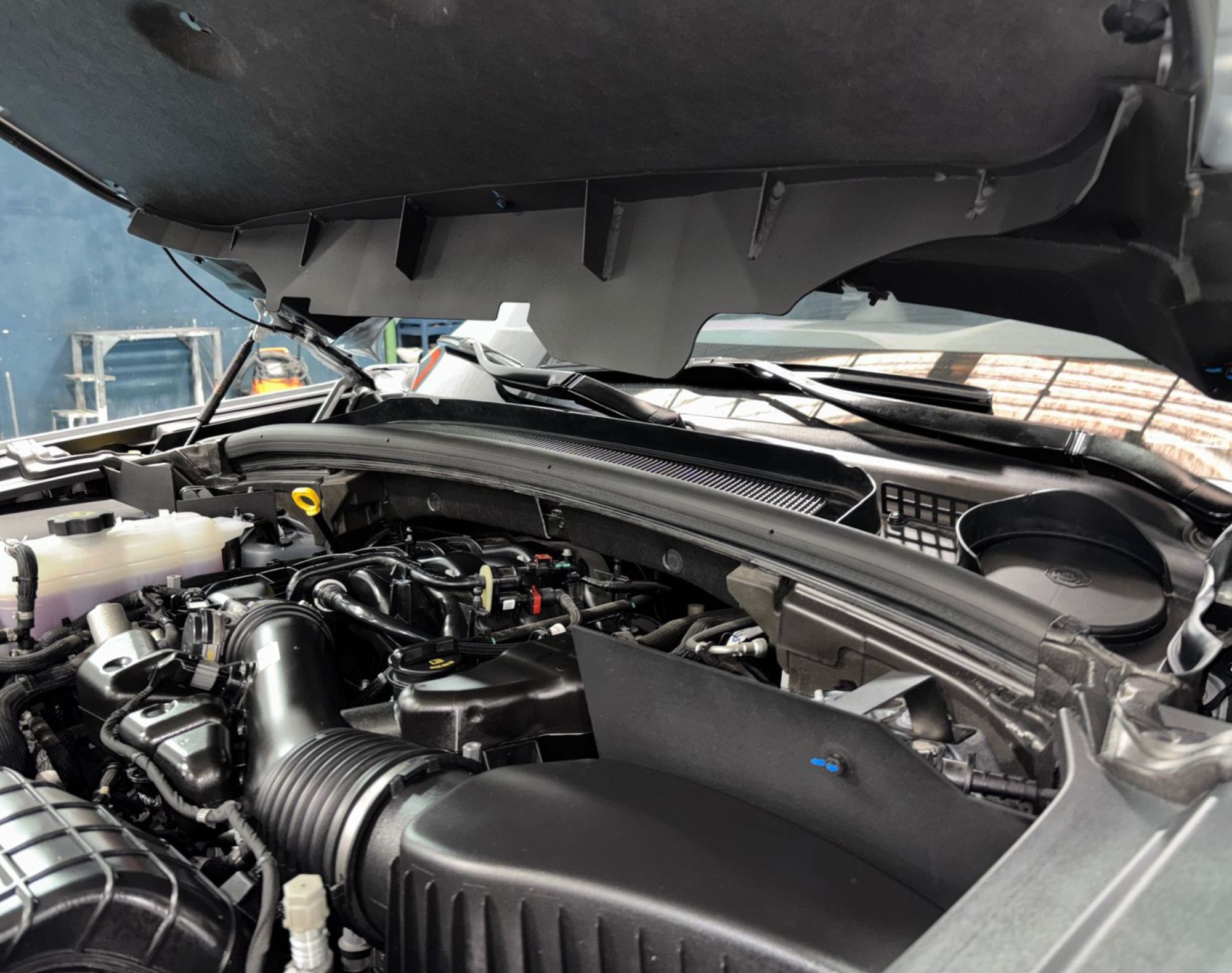 2025 JEEP GRAND CHEROKEE LIMITED V6 4X2 NIVEL 3 PLUS – COLOR PLATA - Imagen 4