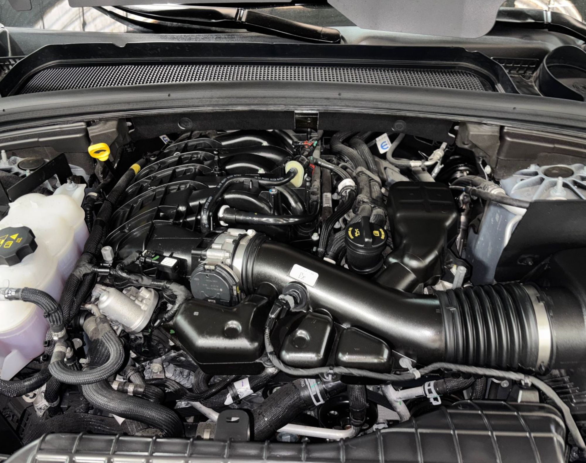 2025 JEEP GRAND CHEROKEE LIMITED V6 4X2 NIVEL 3 PLUS – COLOR PLATA - Imagen 5