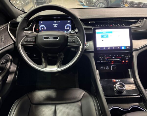 2025 JEEP GRAND CHEROKEE LIMITED V6 4X2 NIVEL 3 PLUS – COLOR PLATA - Imagen 6