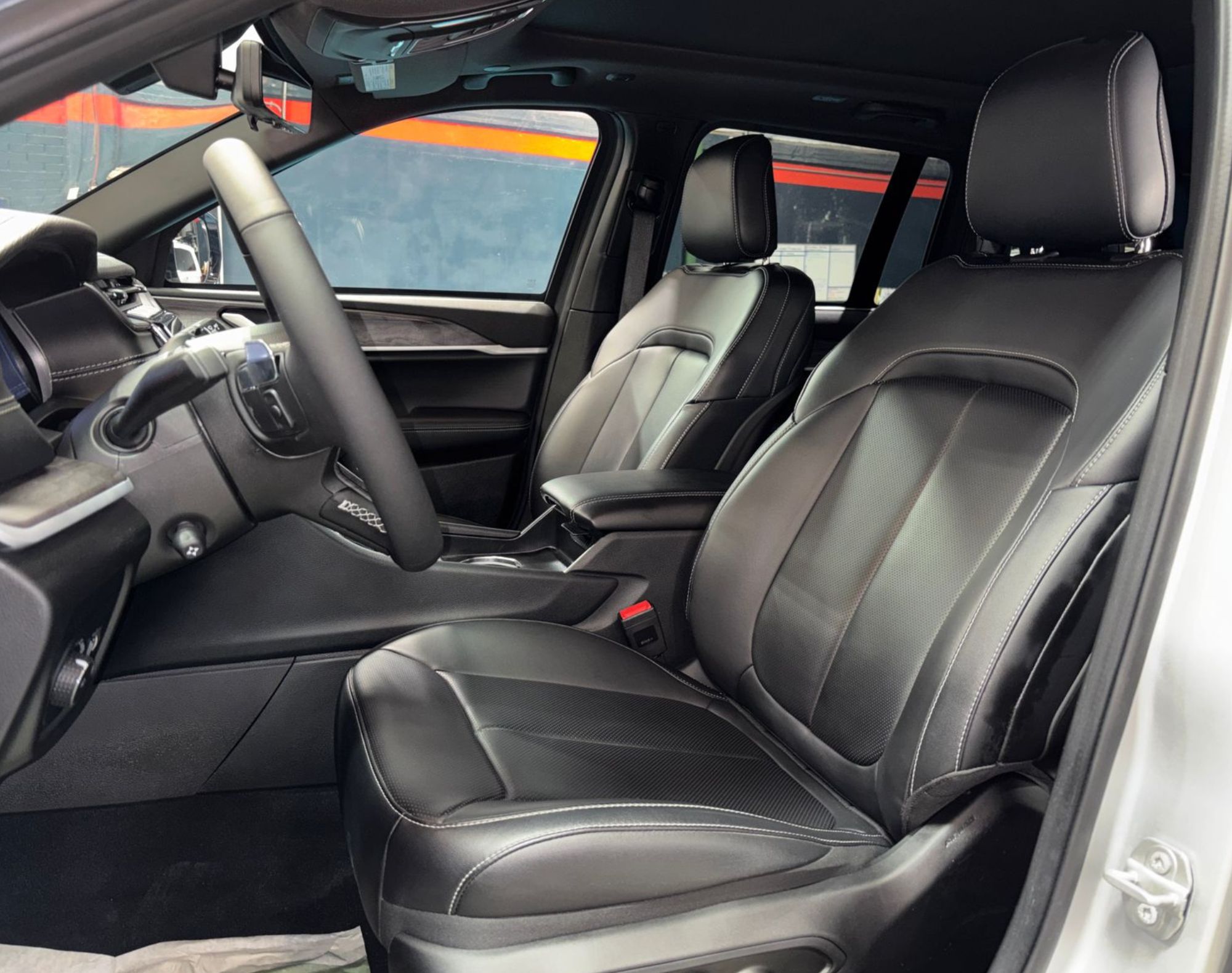 2025 JEEP GRAND CHEROKEE LIMITED V6 4X2 NIVEL 3 PLUS – COLOR PLATA - Imagen 8
