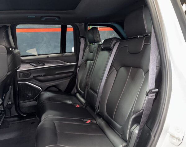 2025 JEEP GRAND CHEROKEE LIMITED V6 4X2 NIVEL 3 PLUS – COLOR PLATA - Imagen 9