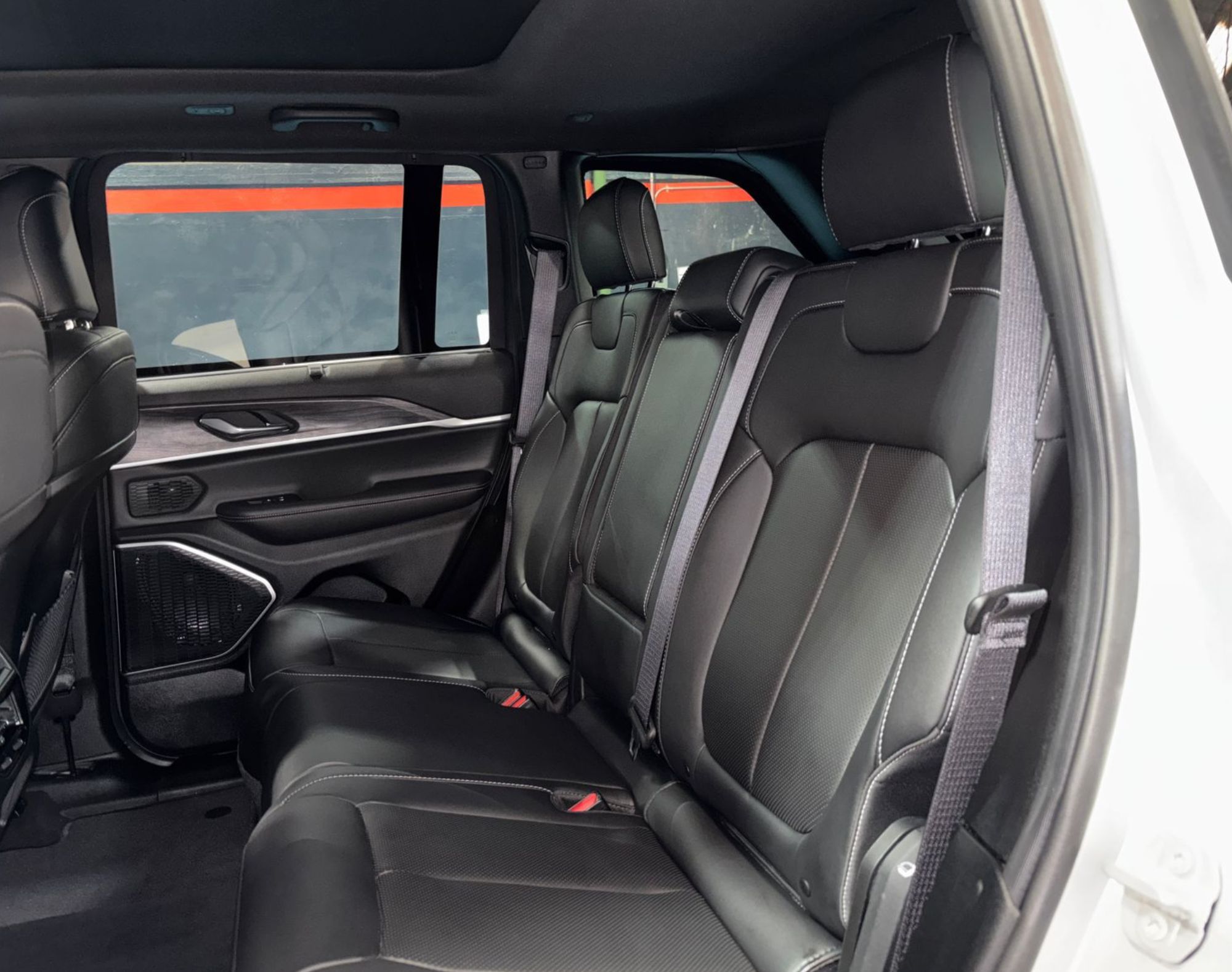 2025 JEEP GRAND CHEROKEE LIMITED V6 4X2 NIVEL 3 PLUS – COLOR PLATA - Imagen 9