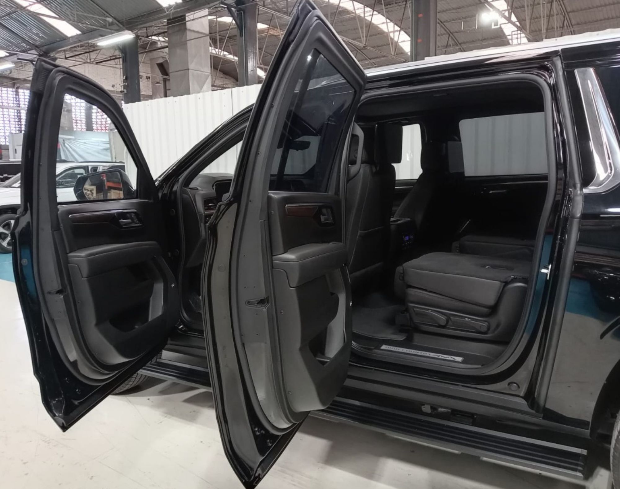 2025 SUBURBAN HIGH COUNTRY NIVEL 3 PLUS – COLOR NEGRO - Imagen 12
