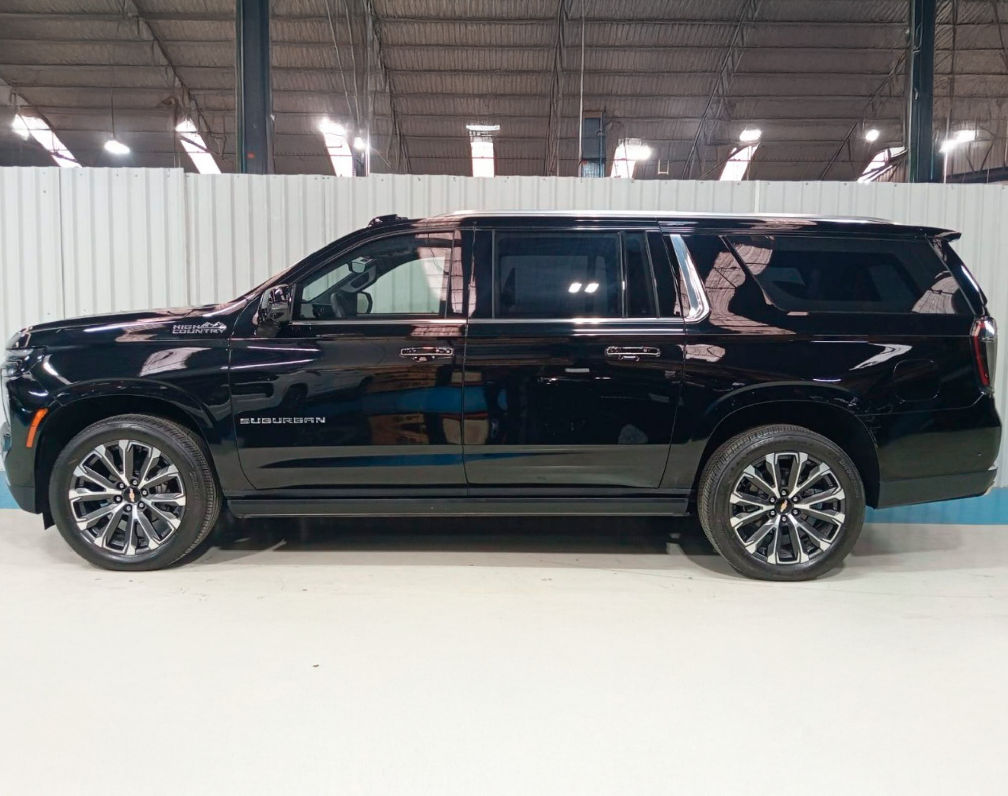 2025 SUBURBAN HIGH COUNTRY NIVEL 3 PLUS – COLOR NEGRO - Imagen 14