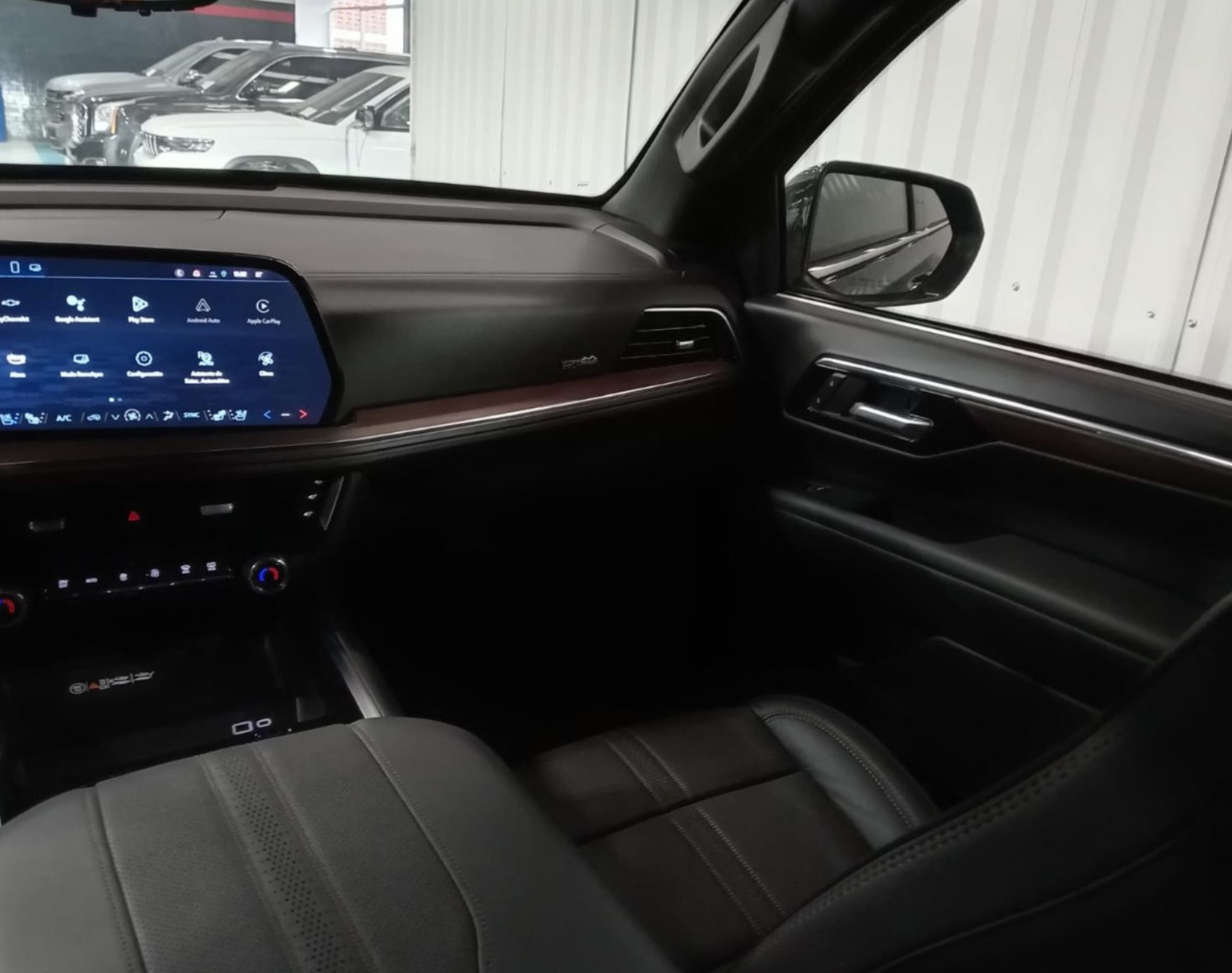 2025 SUBURBAN HIGH COUNTRY NIVEL 3 PLUS – COLOR NEGRO - Imagen 4