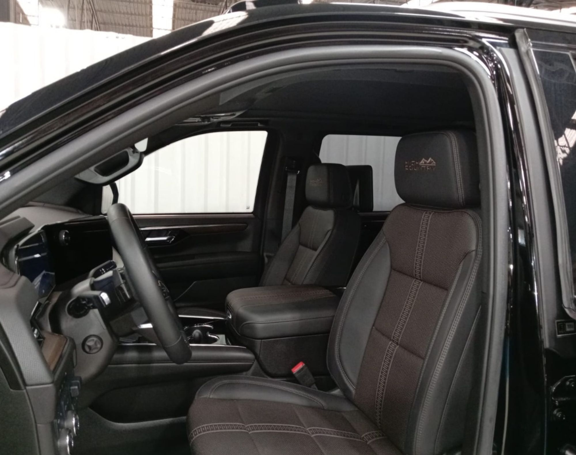 2025 SUBURBAN HIGH COUNTRY NIVEL 3 PLUS – COLOR NEGRO - Imagen 5