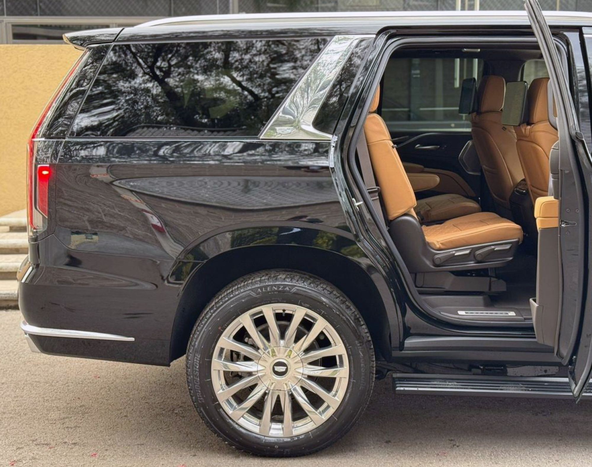 2023 CADILLAC ESCALADE CORTA - COLOR NEGRO - Imagen 8