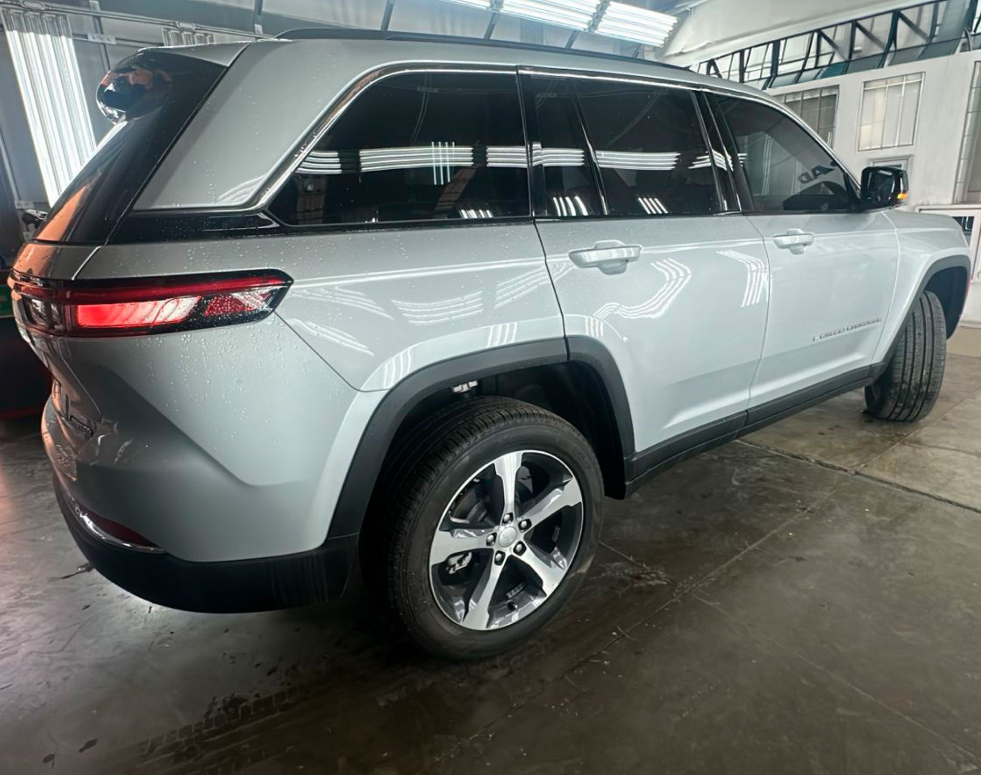 2025 JEEP GRAND CHEROKEE LIMITED NIVEL 4 PLUS – COLOR PLATA - Imagen 10