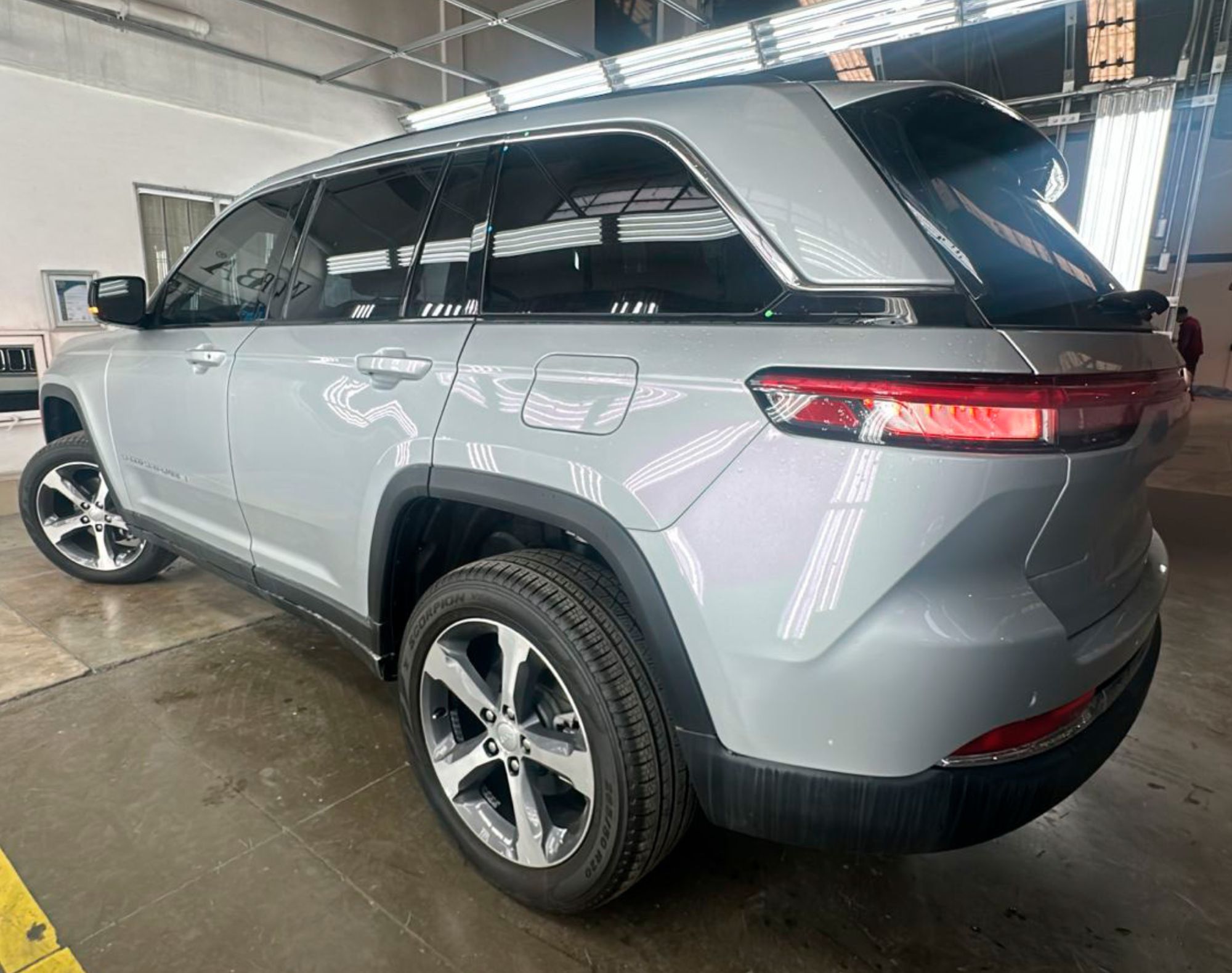 2025 JEEP GRAND CHEROKEE LIMITED NIVEL 4 PLUS – COLOR PLATA - Imagen 11