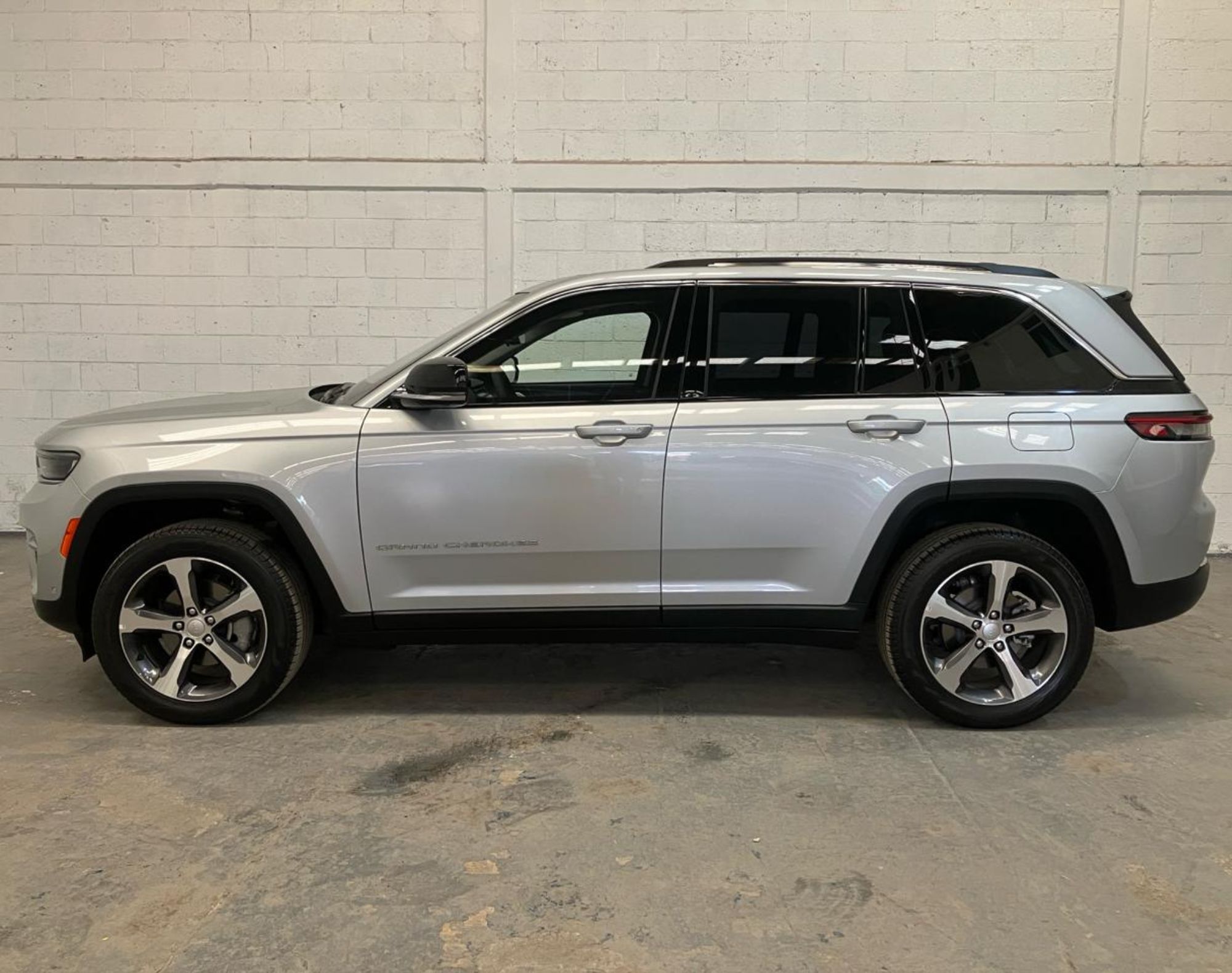 2025 JEEP GRAND CHEROKEE LIMITED NIVEL 4 PLUS – COLOR PLATA - Imagen 12