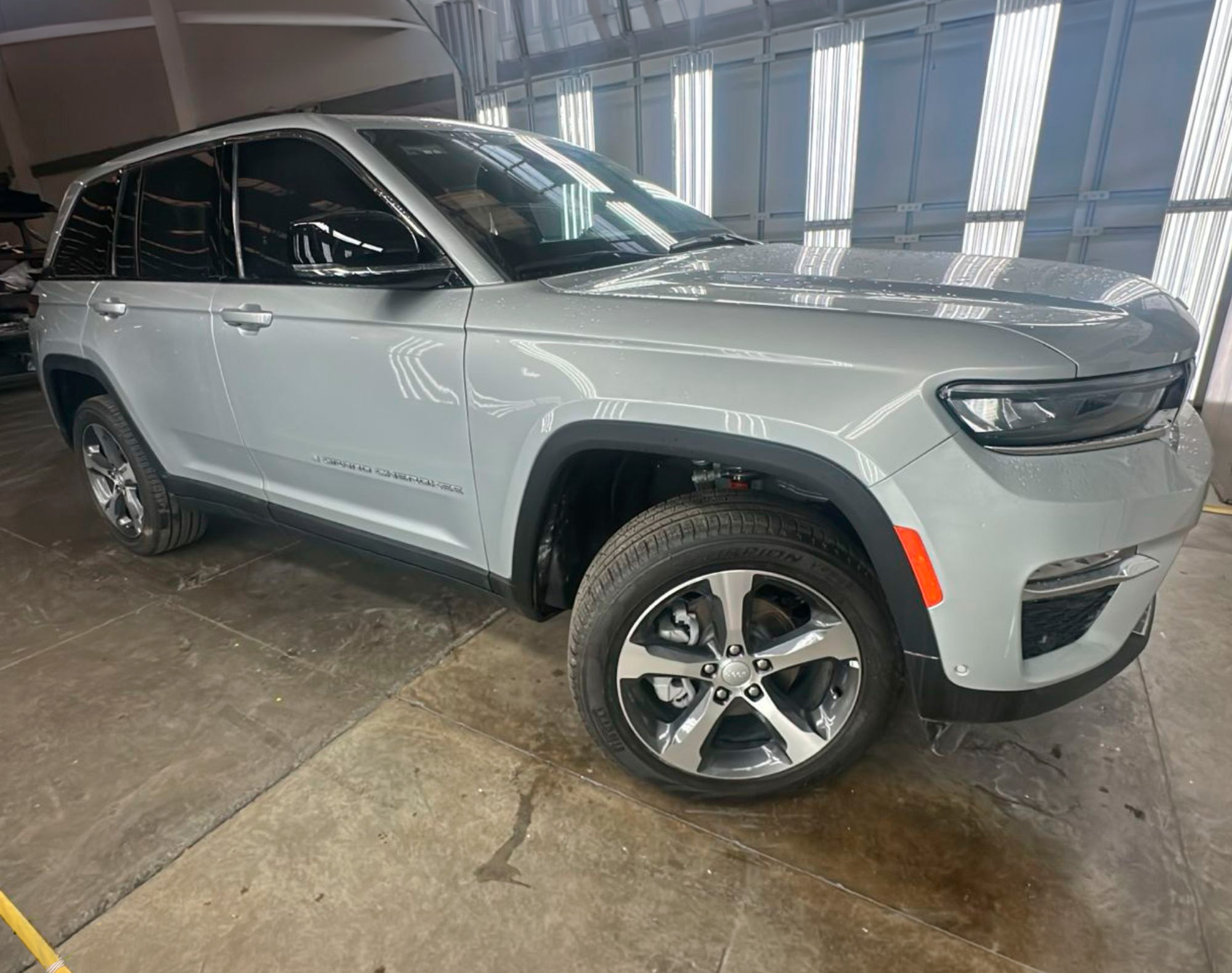 2025 JEEP GRAND CHEROKEE LIMITED NIVEL 4 PLUS – COLOR PLATA - Imagen 2