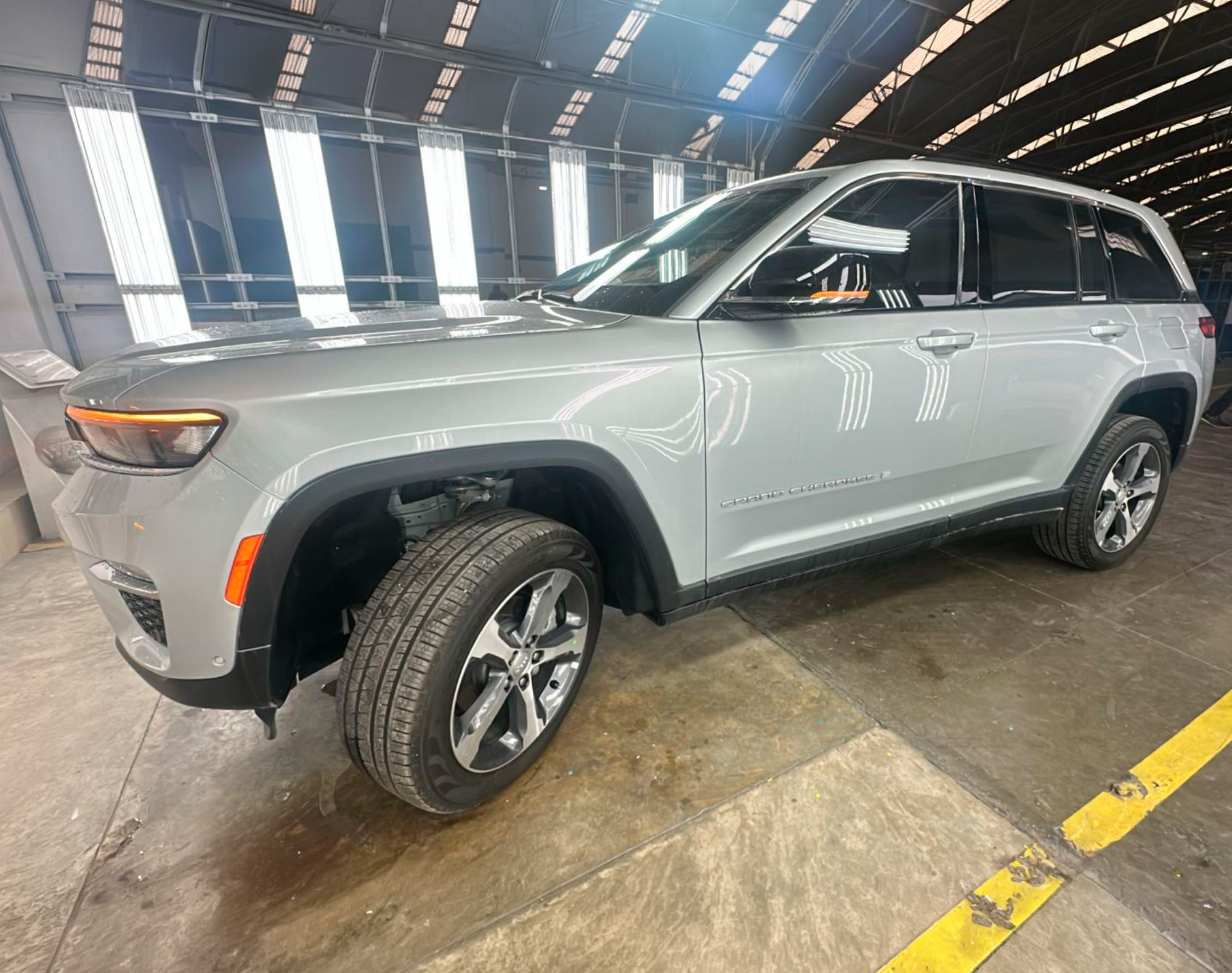 2025 JEEP GRAND CHEROKEE LIMITED NIVEL 4 PLUS – COLOR PLATA - Imagen 3