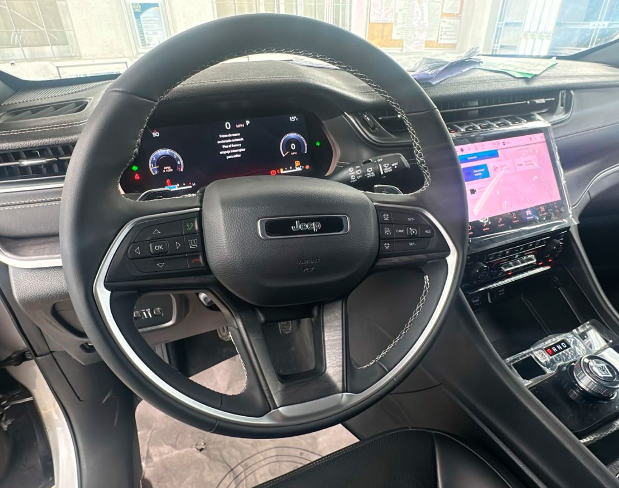 2025 JEEP GRAND CHEROKEE LIMITED NIVEL 4 PLUS – COLOR PLATA - Imagen 4