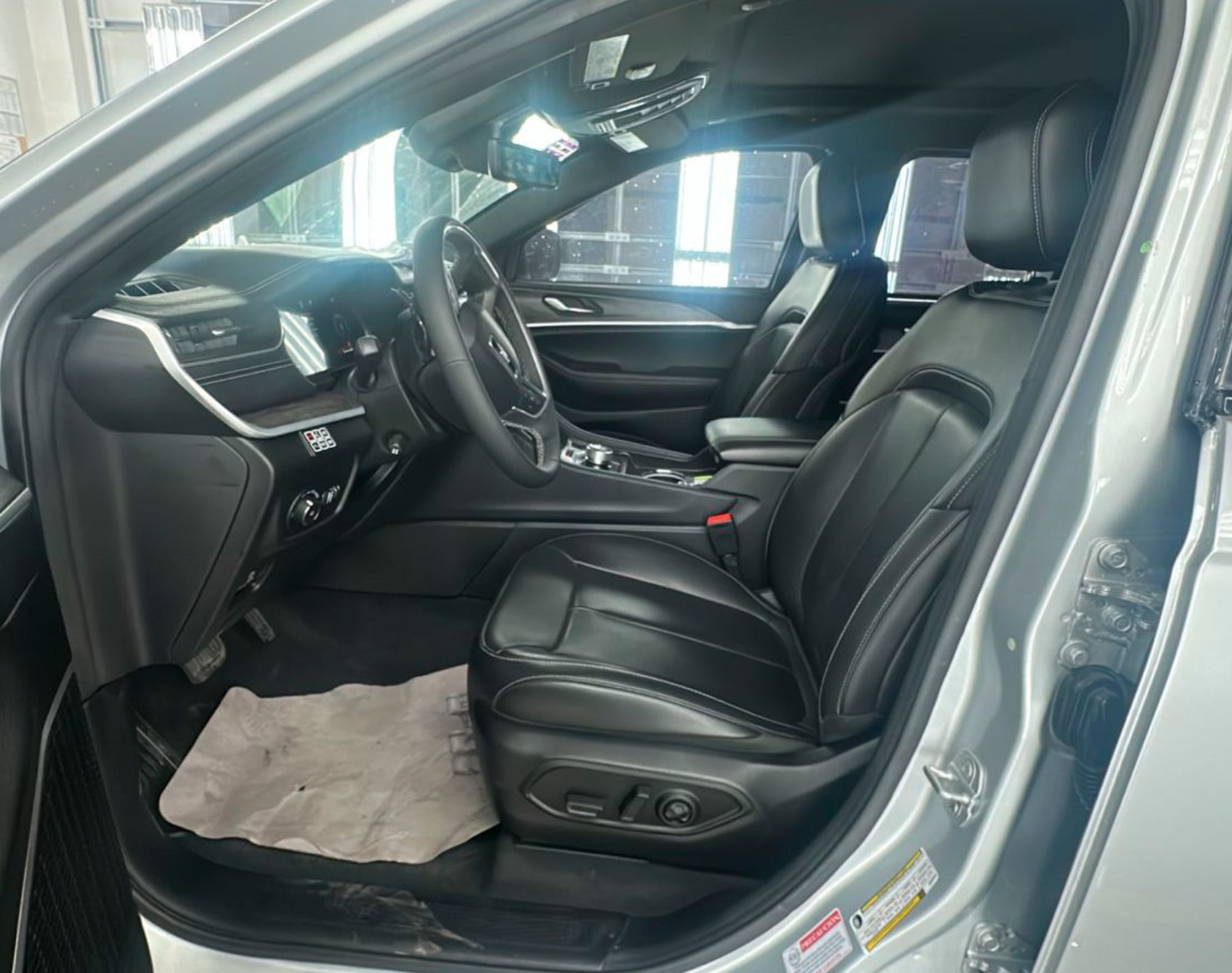 2025 JEEP GRAND CHEROKEE LIMITED NIVEL 4 PLUS – COLOR PLATA - Imagen 5