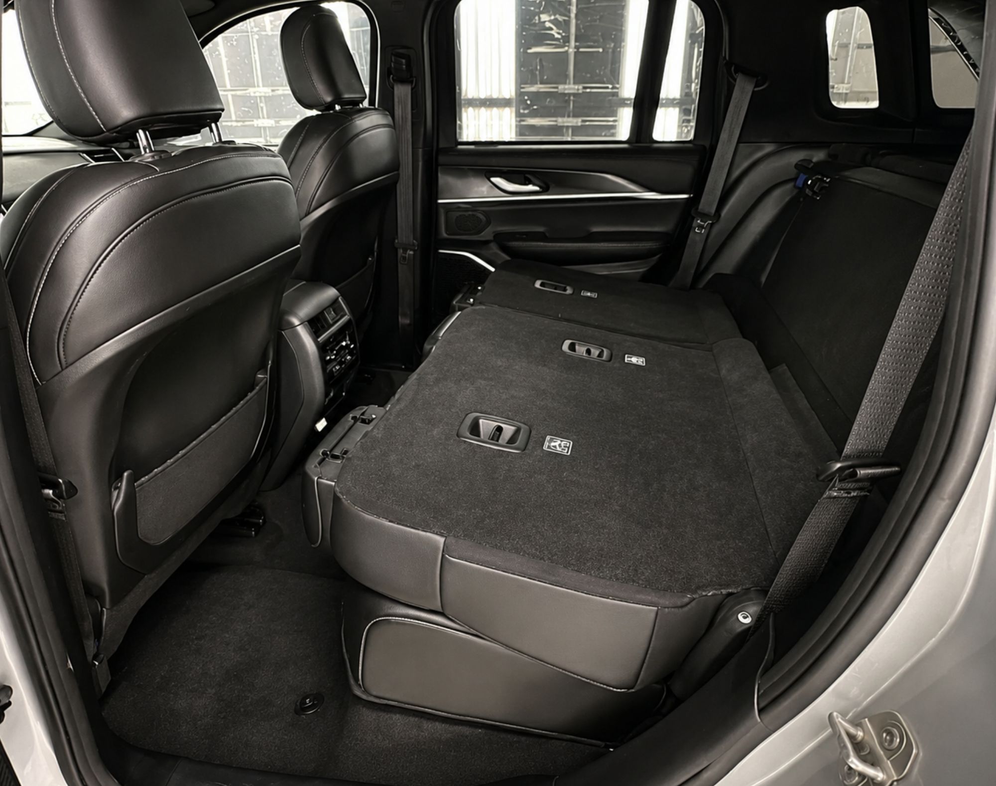 2025 JEEP GRAND CHEROKEE LIMITED NIVEL 4 PLUS – COLOR PLATA - Imagen 6