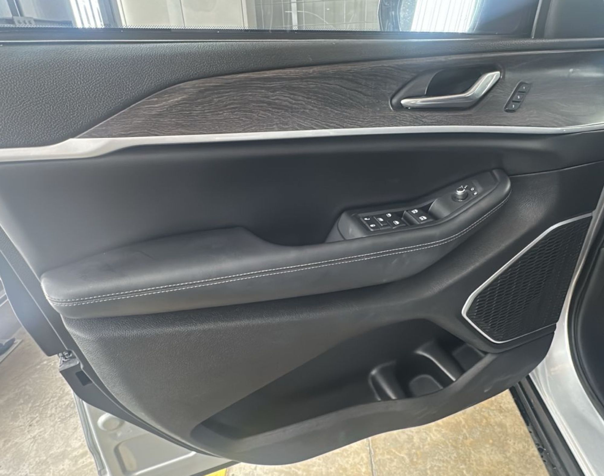 2025 JEEP GRAND CHEROKEE LIMITED NIVEL 4 PLUS – COLOR PLATA - Imagen 9