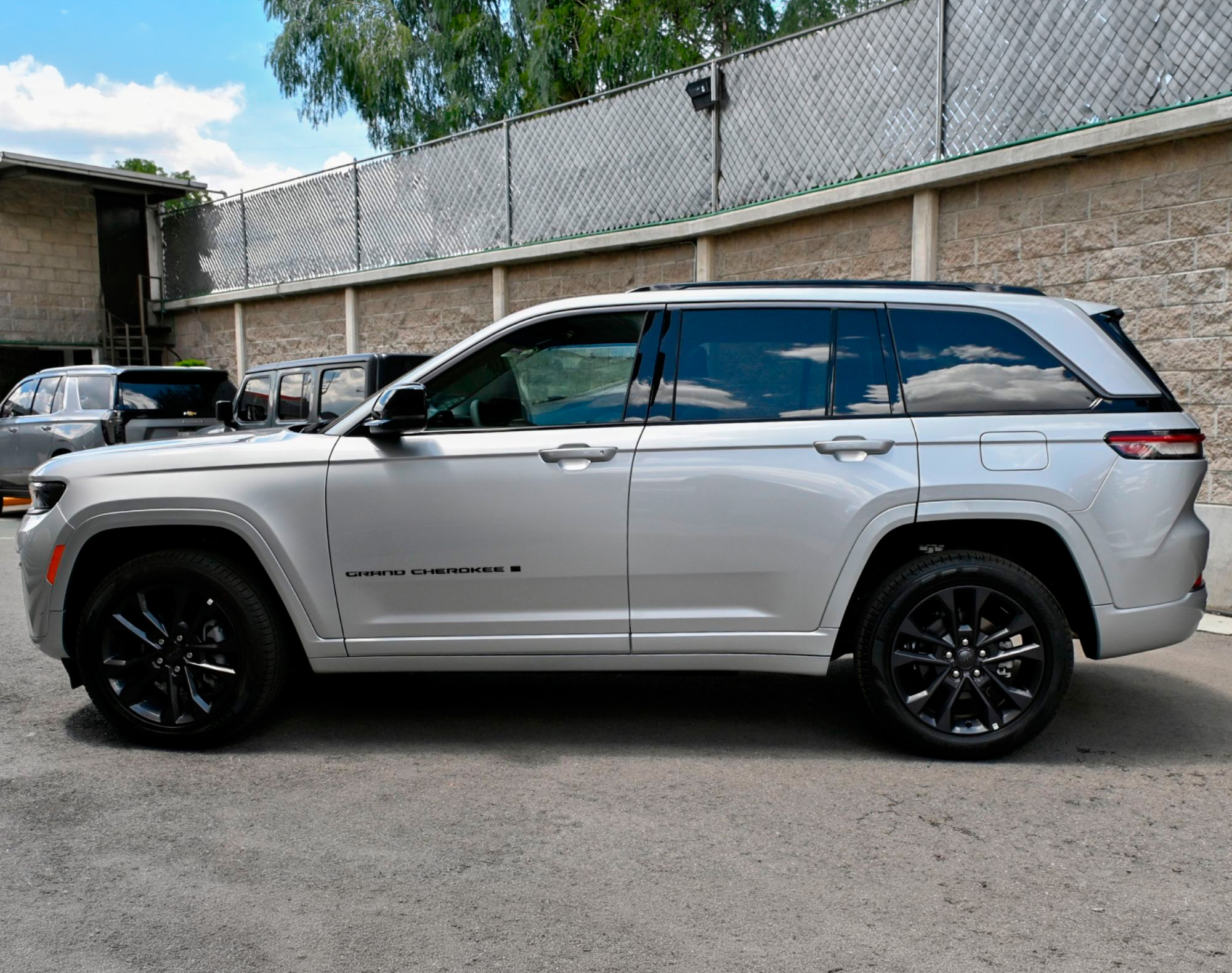 2026 JEEP GRAND CHEROKEE 4X4 TURBO NIVEL 3 PLUS – COLOR PLATA - Imagen 15