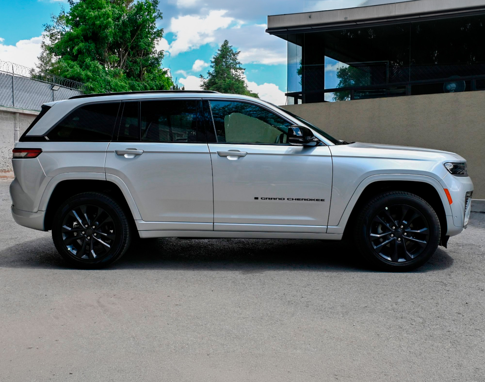 2026 JEEP GRAND CHEROKEE 4X4 TURBO NIVEL 3 PLUS – COLOR PLATA - Imagen 16