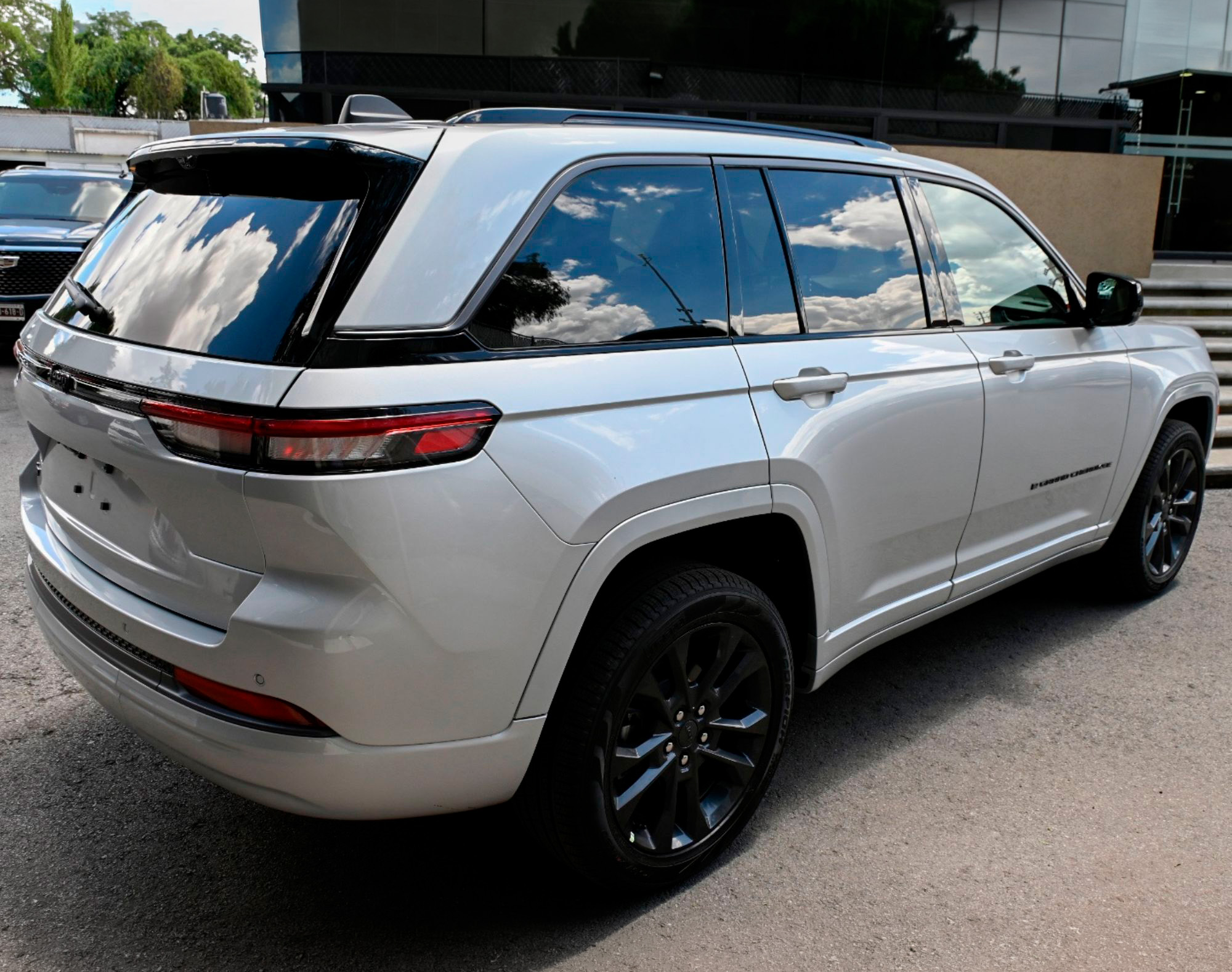 2026 JEEP GRAND CHEROKEE 4X4 TURBO NIVEL 3 PLUS – COLOR PLATA - Imagen 19