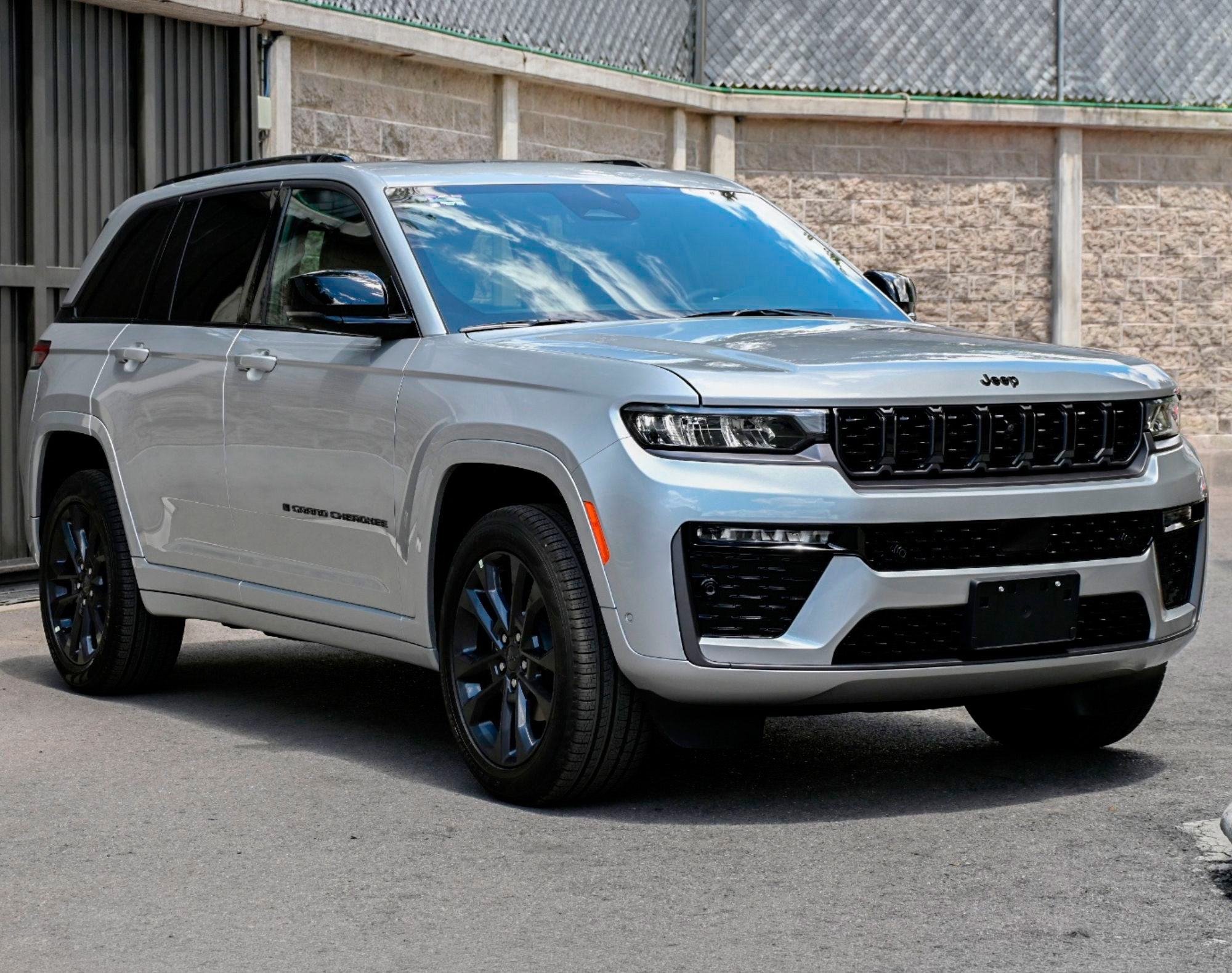 2026 JEEP GRAND CHEROKEE 4X4 TURBO NIVEL 3 PLUS – COLOR PLATA - Imagen 3