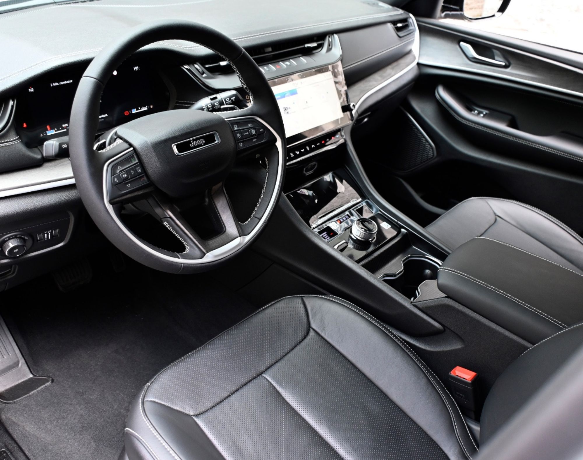 2026 JEEP GRAND CHEROKEE 4X4 TURBO NIVEL 3 PLUS – COLOR PLATA - Imagen 9