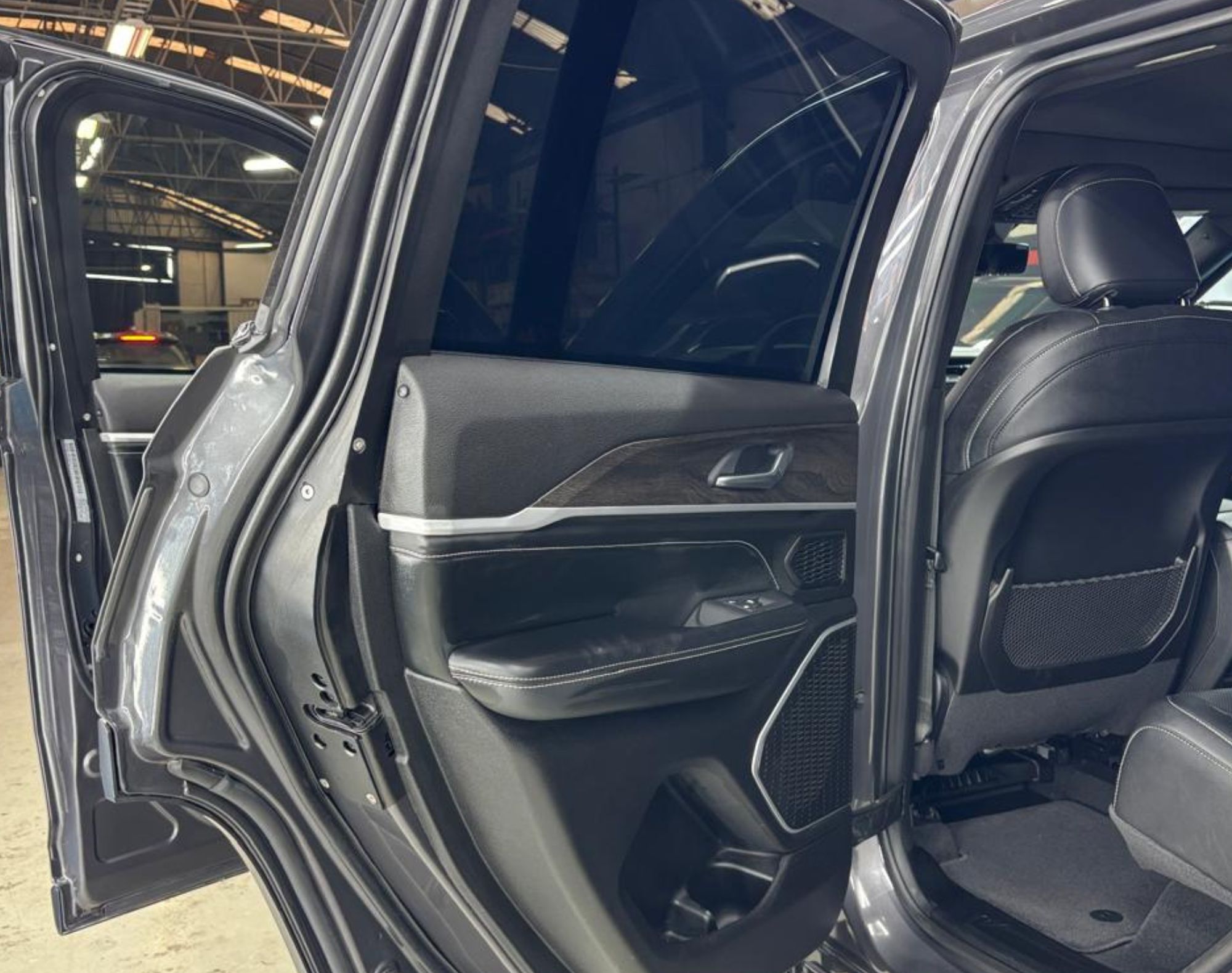 2026 JEEP GRAND CHEROKEE LIMITED NIVEL 4 LW – COLOR GRIS - Imagen 14