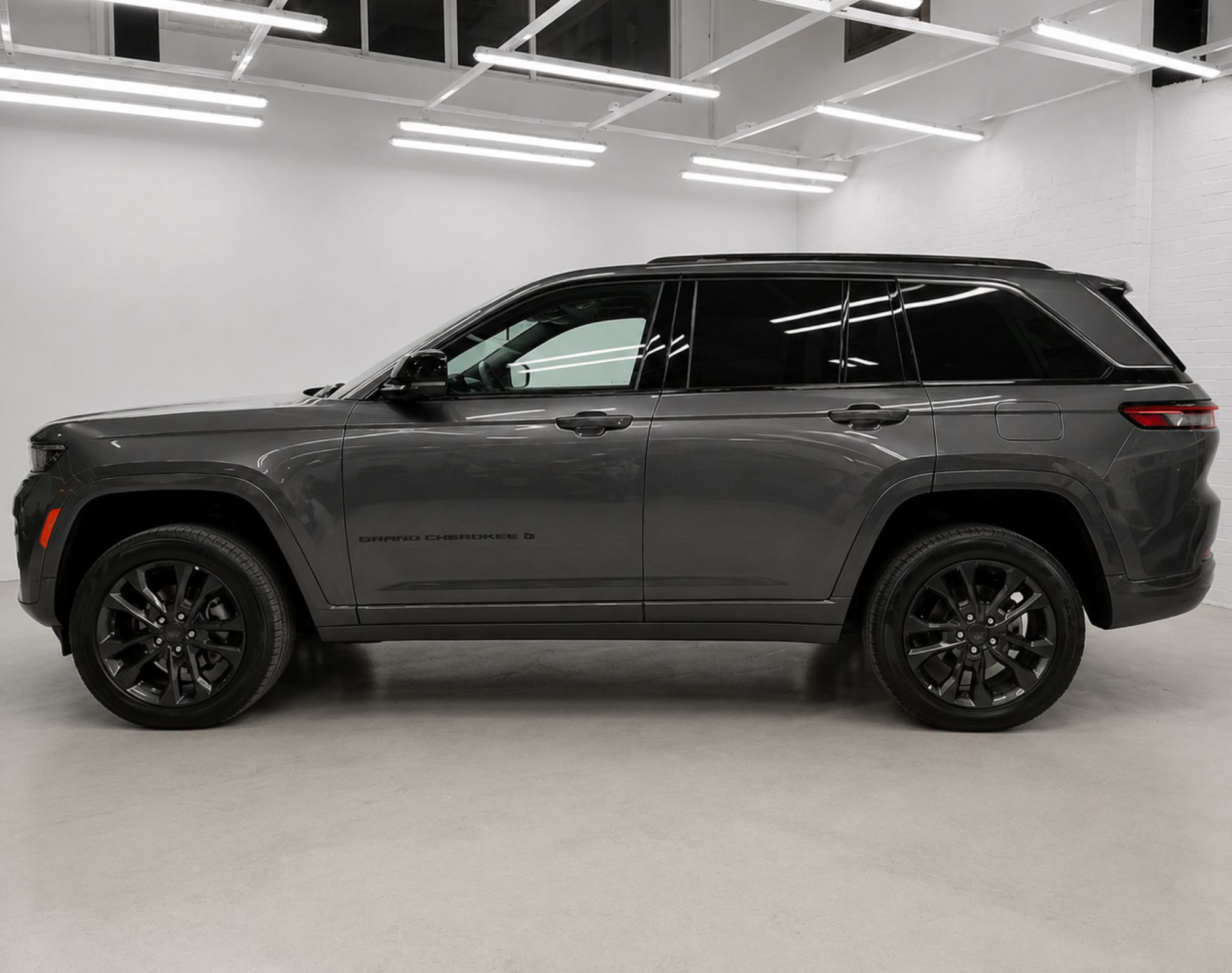 2026 JEEP GRAND CHEROKEE LIMITED NIVEL 4 LW – COLOR GRIS - Imagen 19