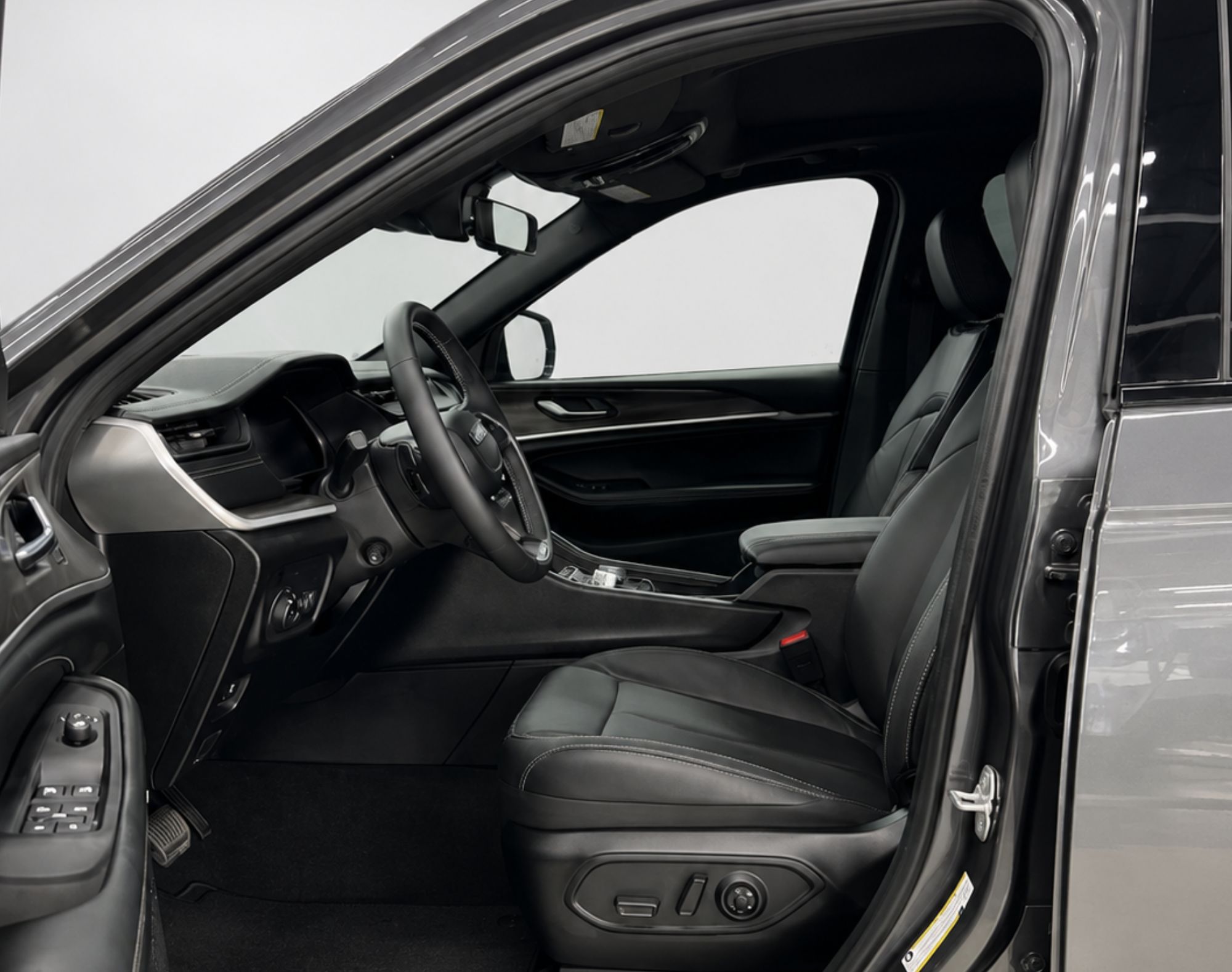 2026 JEEP GRAND CHEROKEE LIMITED NIVEL 4 LW – COLOR GRIS - Imagen 8