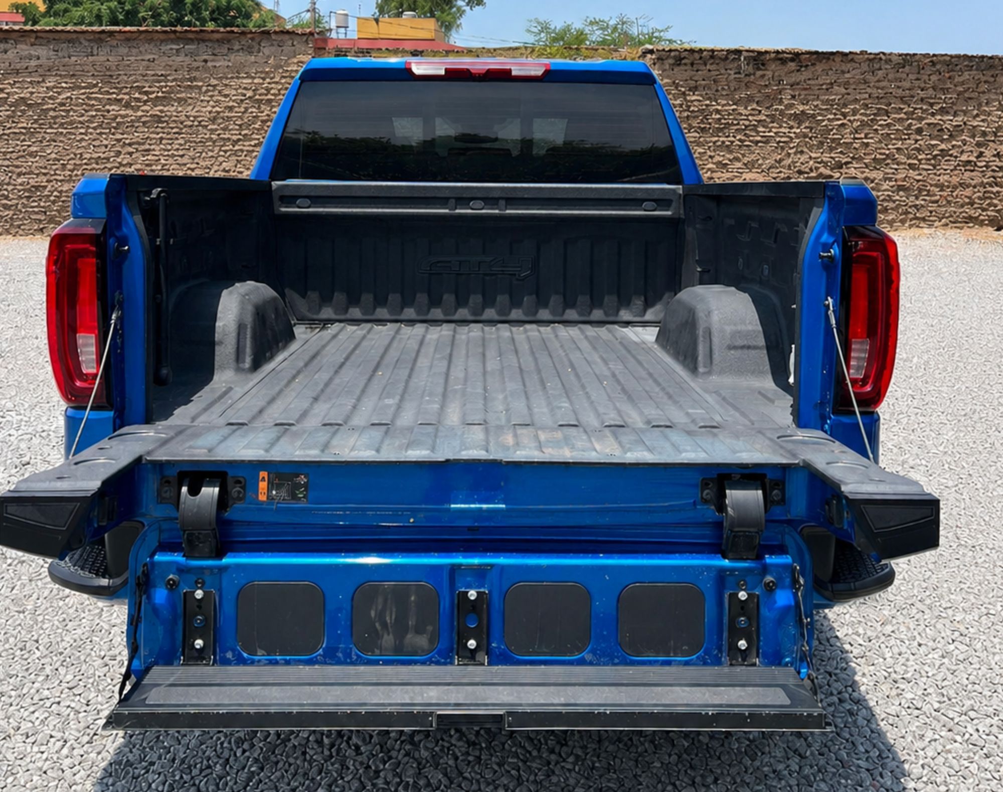 2023 SIERRA AT4 CREW CAB - COLOR AZUL - Imagen 8