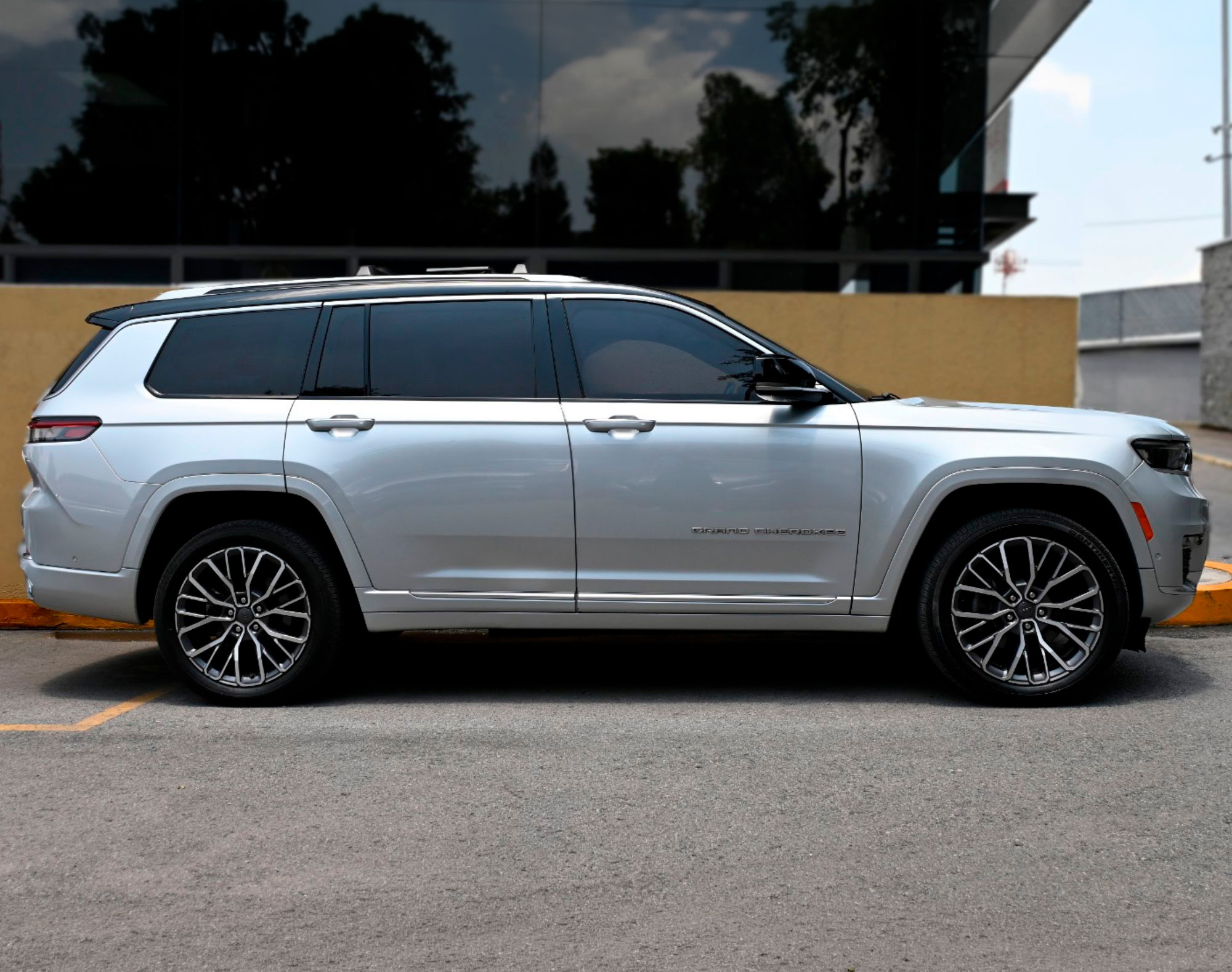 2022 CHEROKEE SUMMIT L 4X4 - COLOR PLATA - Imagen 8