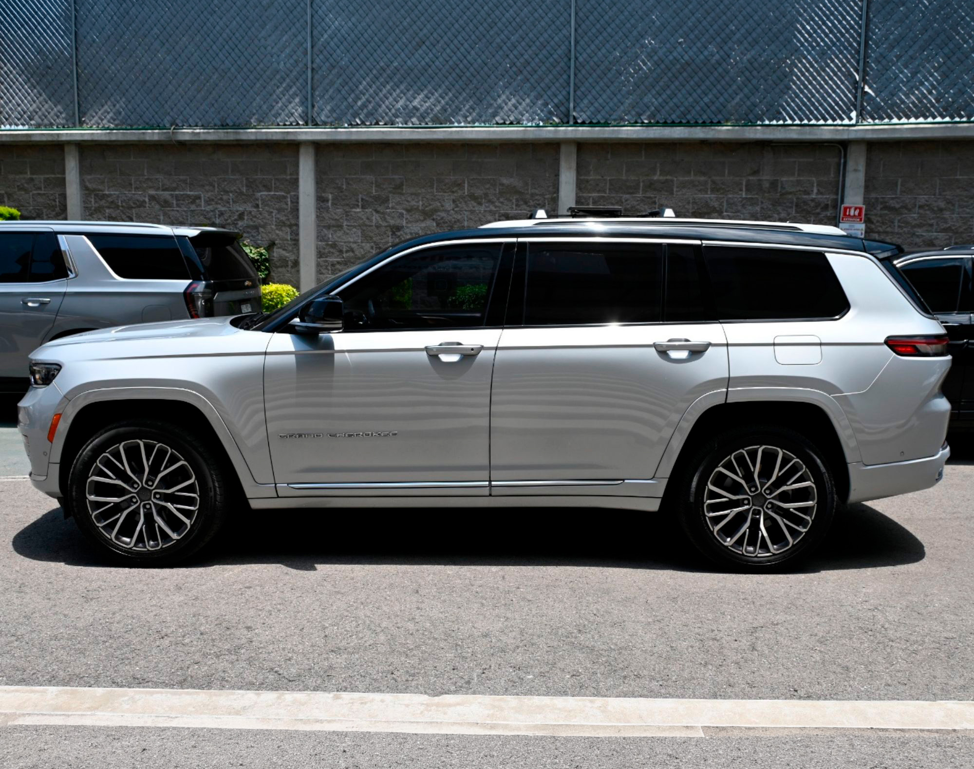 2022 CHEROKEE SUMMIT L 4X4 - COLOR PLATA - Imagen 9