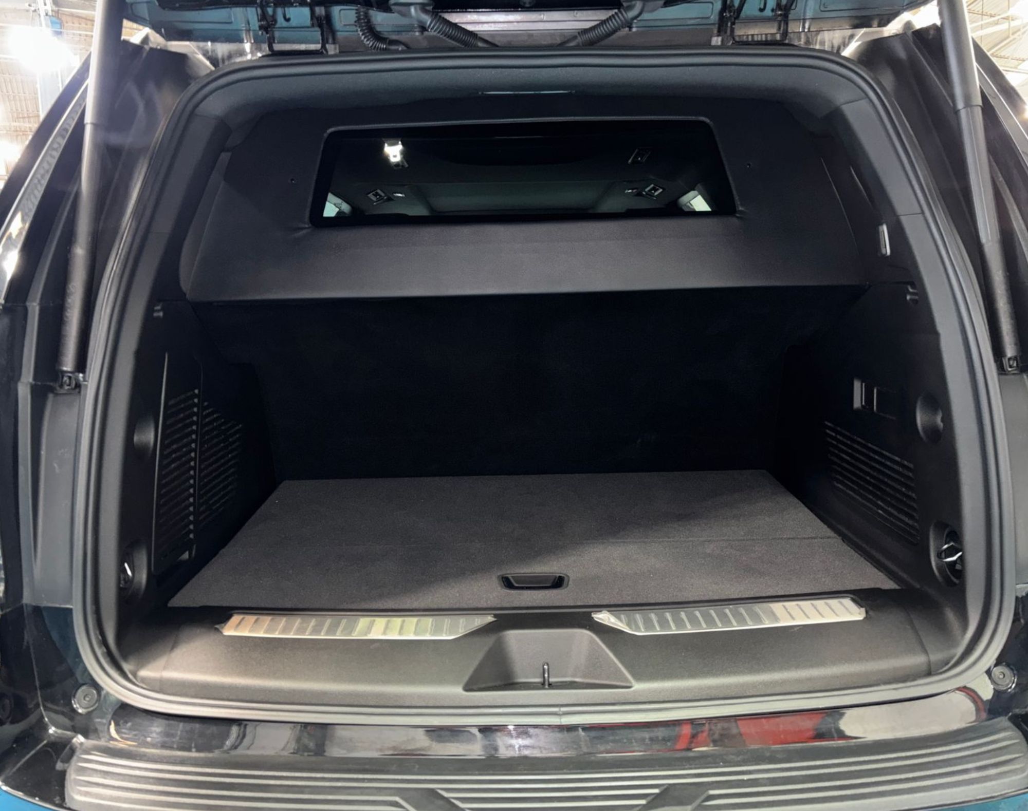 2026 SUBURBAN HIGH COUNTRY NIVEL 4 – COLOR NEGRO - Imagen 9