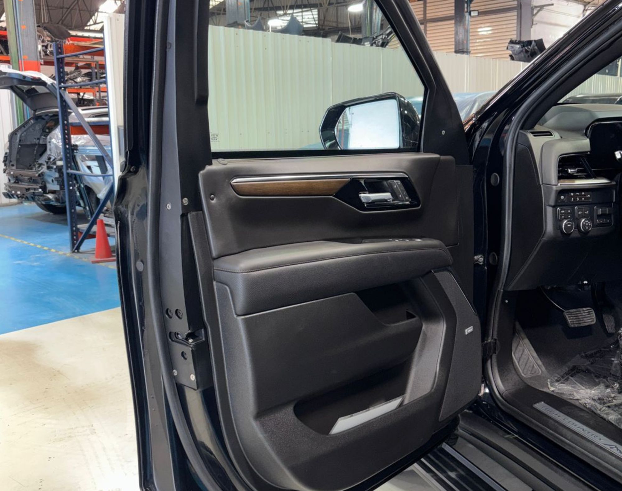 2026 SUBURBAN HIGH COUNTRY NIVEL 4 – COLOR NEGRO - Imagen 12