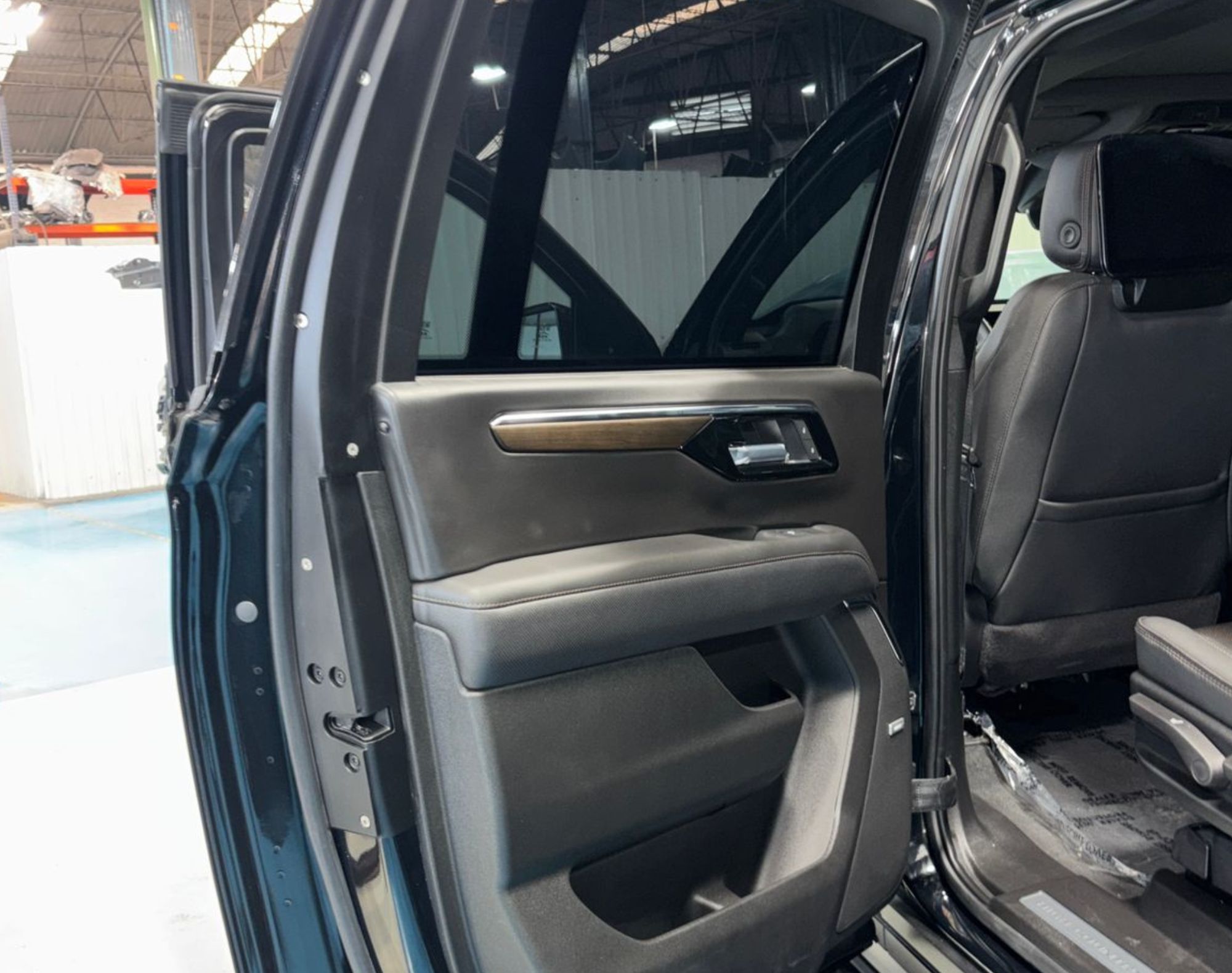 2026 SUBURBAN HIGH COUNTRY NIVEL 4 – COLOR NEGRO - Imagen 13