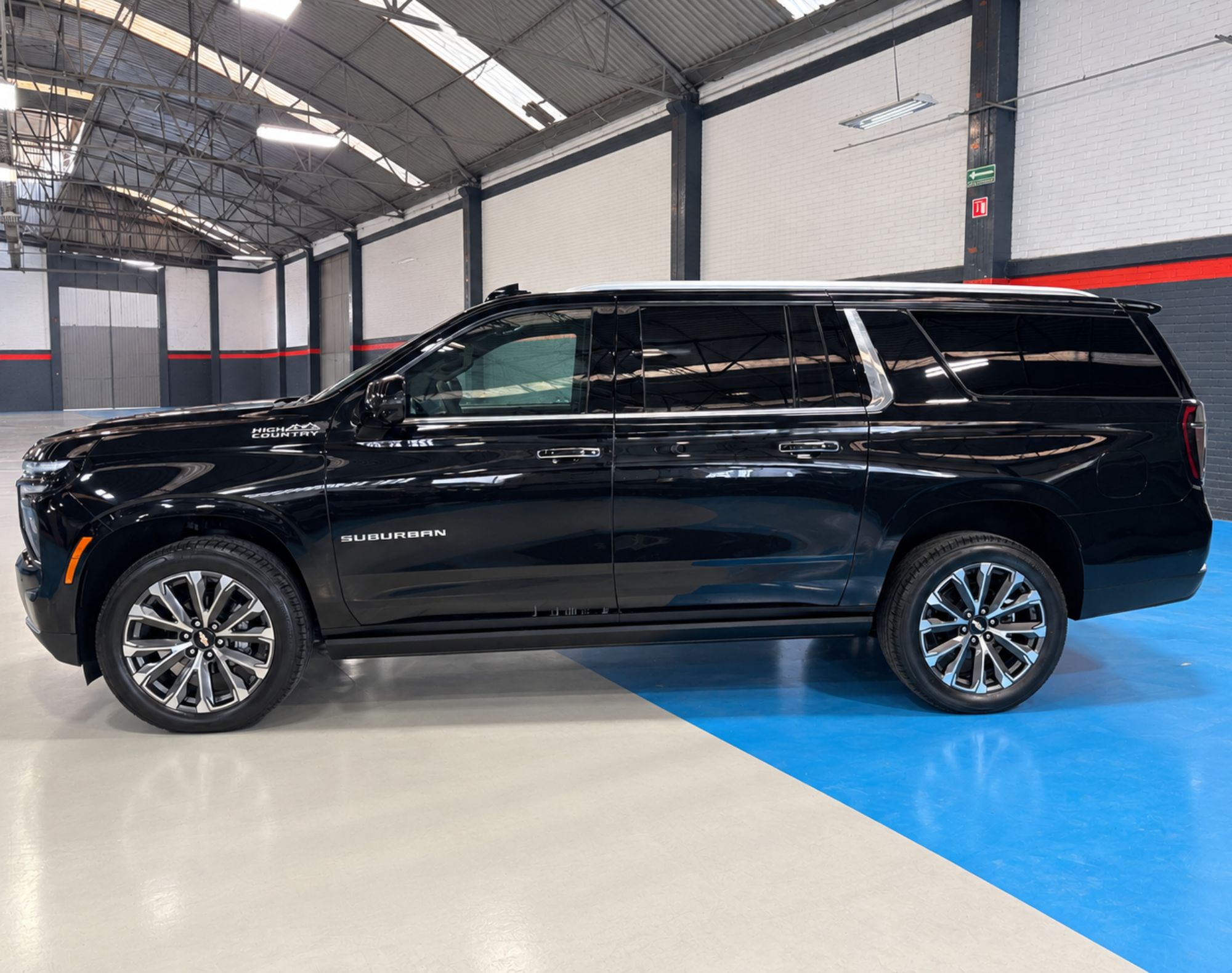 2026 SUBURBAN HIGH COUNTRY NIVEL 4 – COLOR NEGRO - Imagen 14